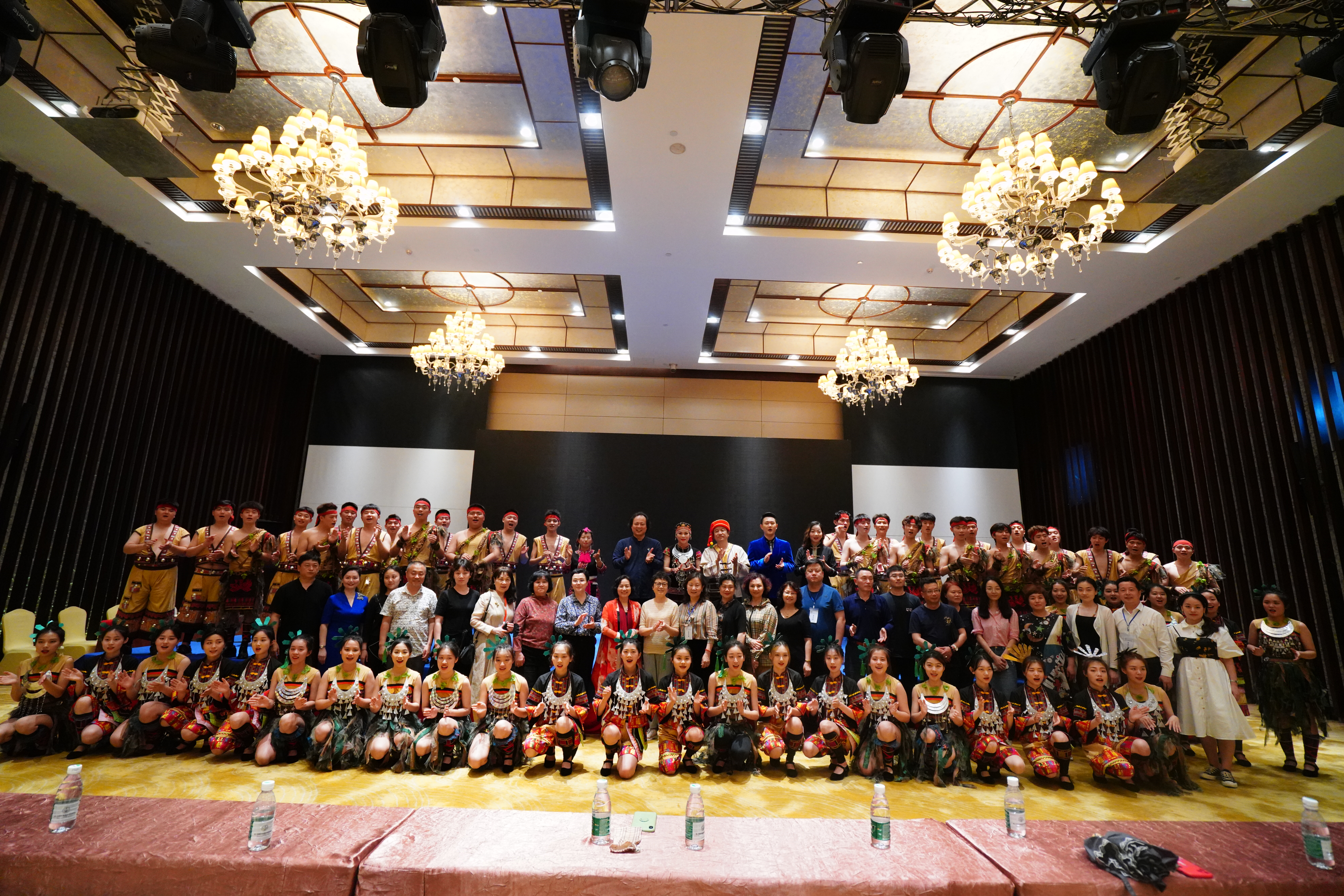 落实全国研究生教育会议精神，着力发展艺术专业学位教育