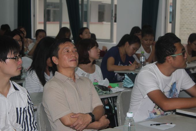 用双手编织爱――记初等教育学院13级英语班团日活动