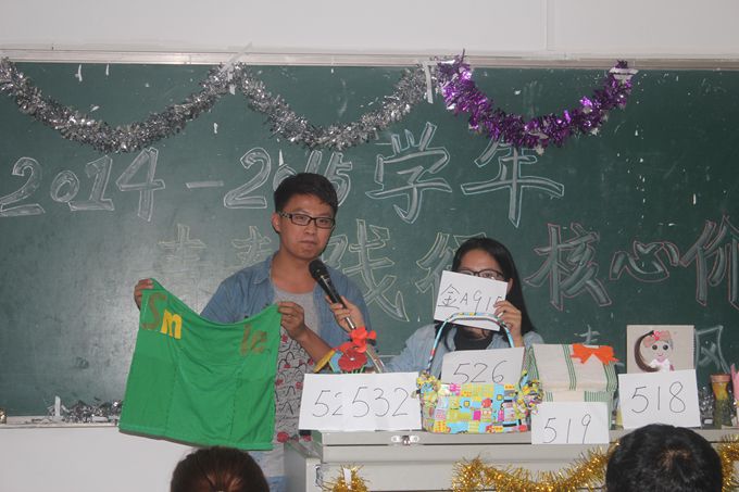 用双手编织爱――记初等教育学院13级英语班团日活动