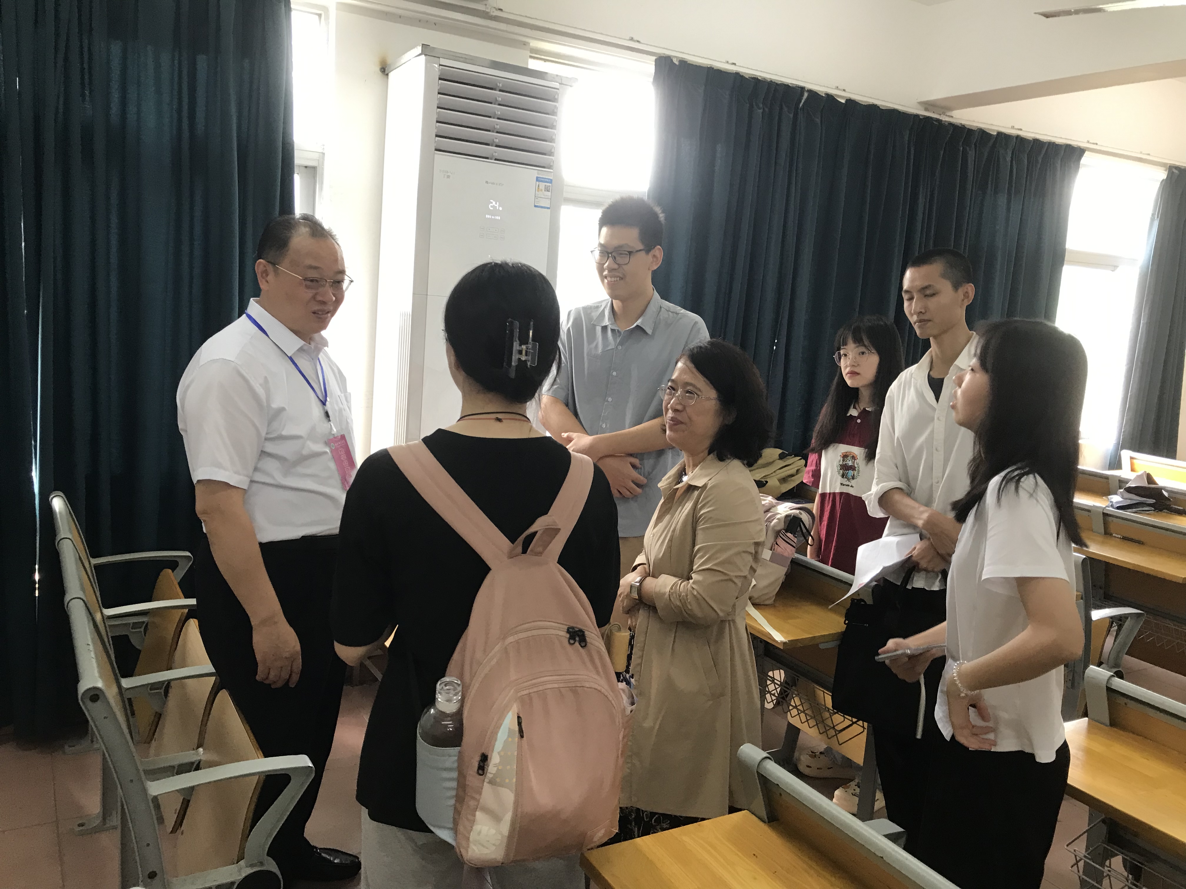 校领导到教学一线听课看课