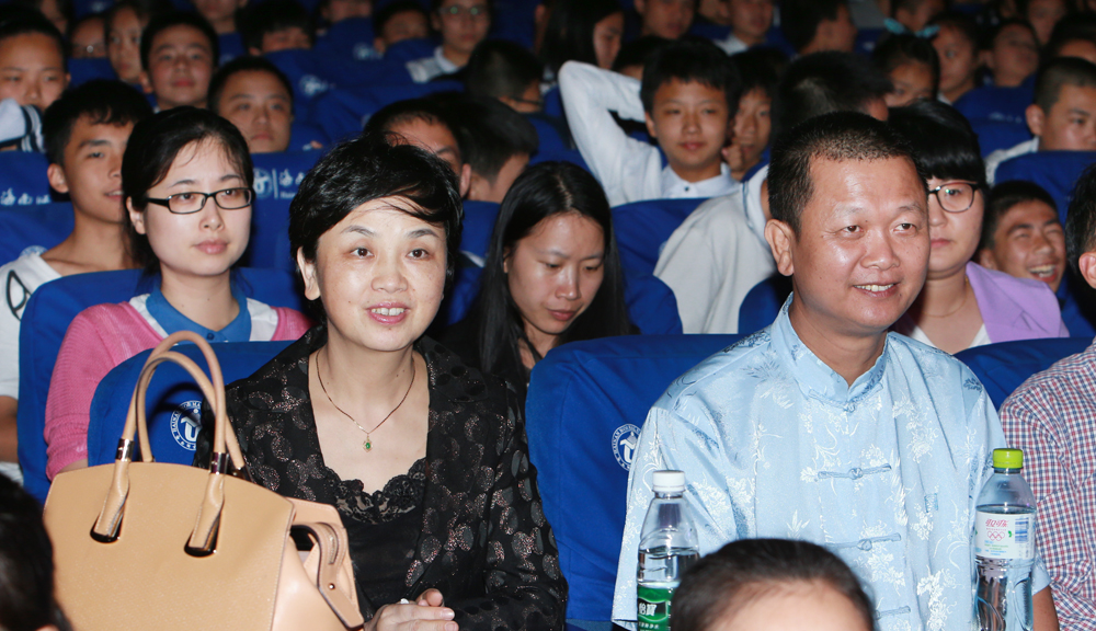 《海南岛：阳光与水的叙事》大型朗诵会在我校举行