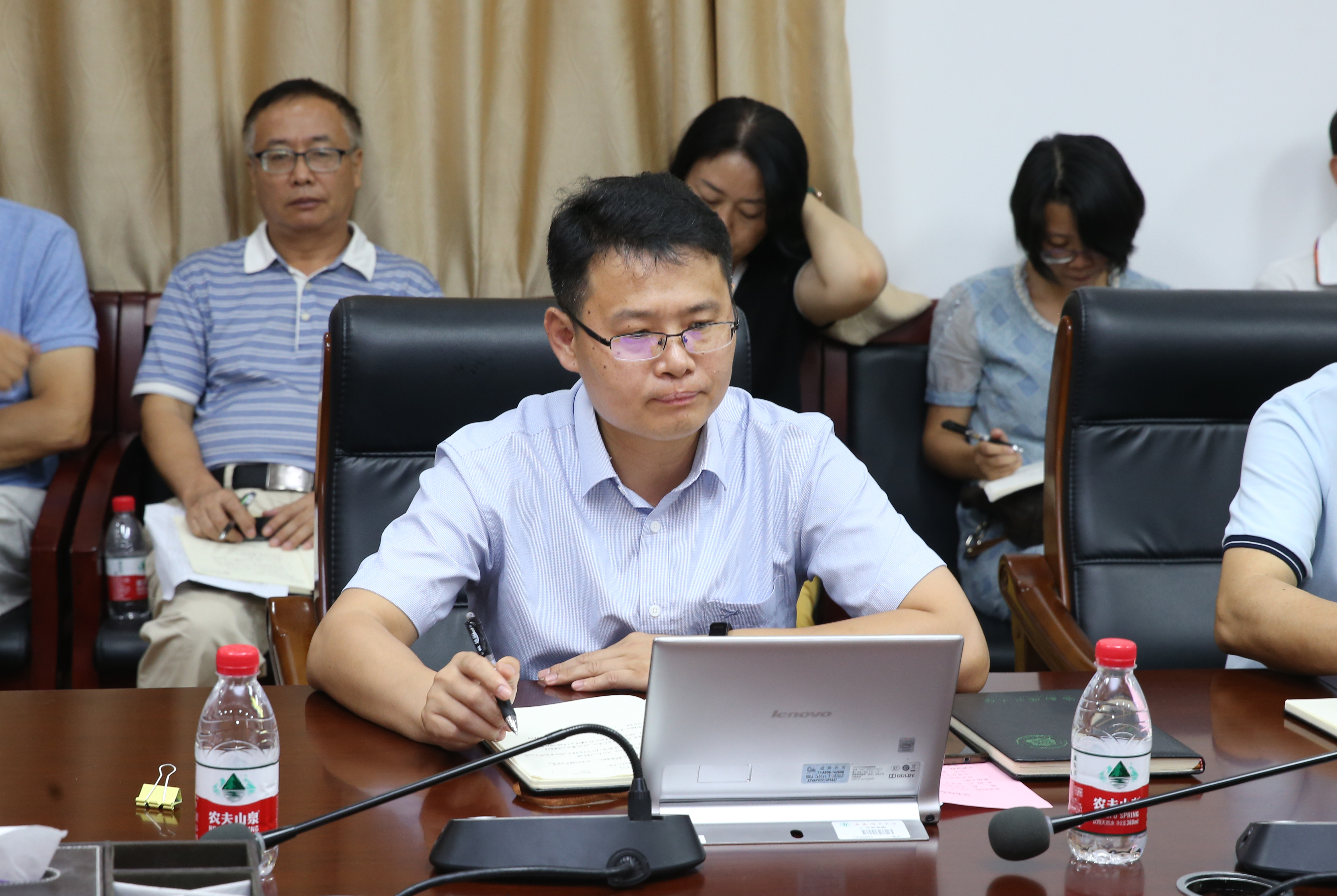 李红梅在党委理论学习中心组学习会议上强调：不断提高政治判断力、政治领悟力、政治执行力