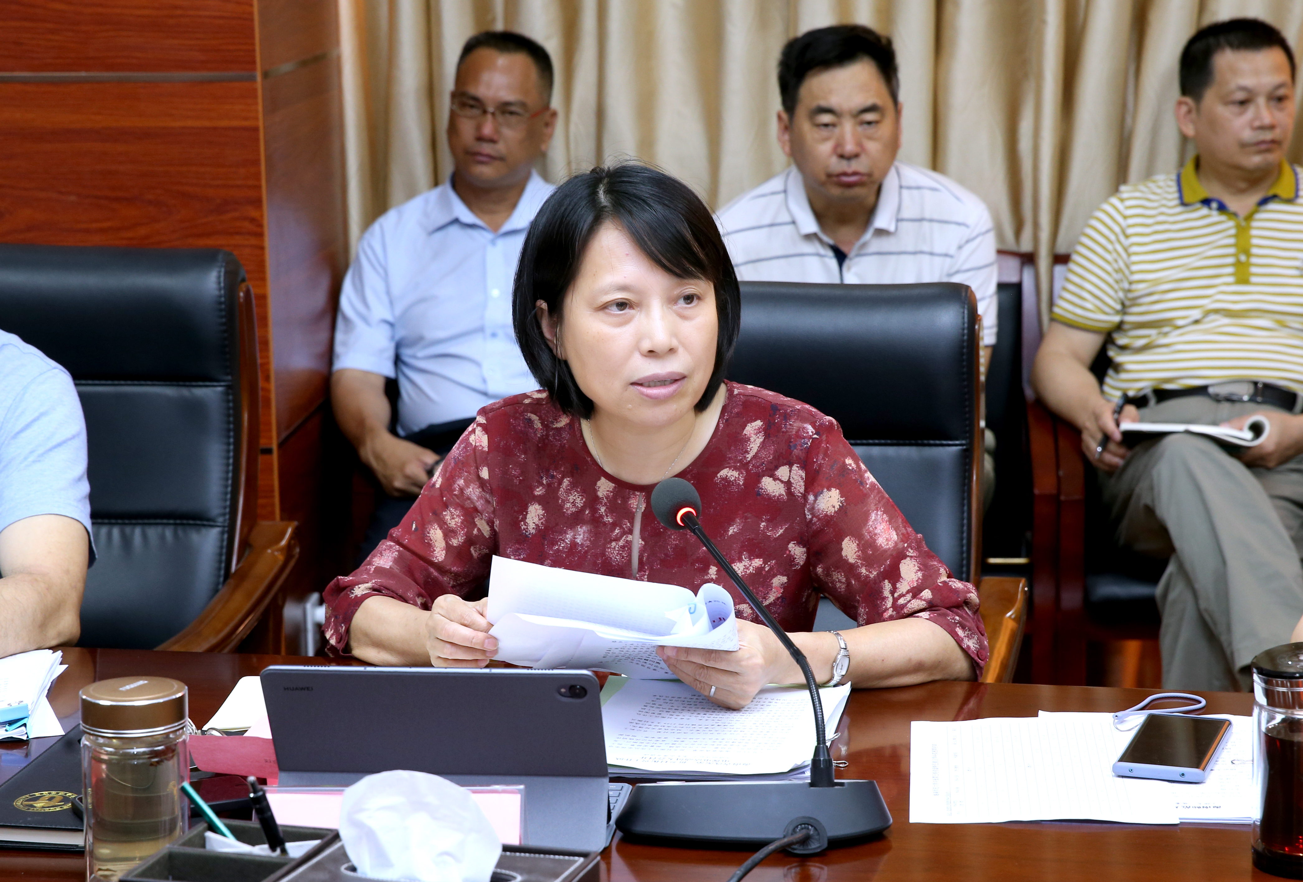 李红梅在党委理论学习中心组学习会议上强调：不断提高政治判断力、政治领悟力、政治执行力