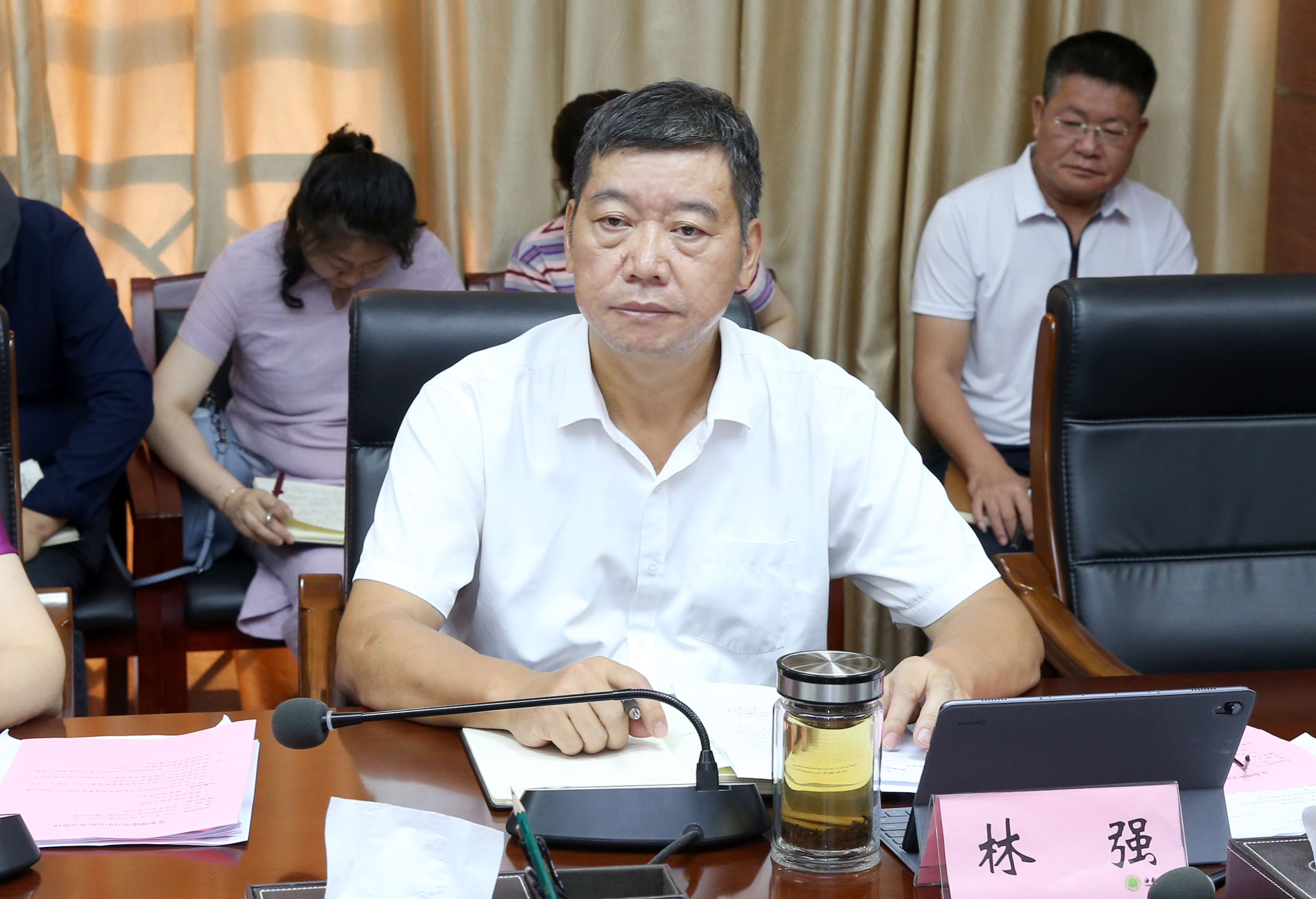 李红梅在党委理论学习中心组学习会议上强调：不断提高政治判断力、政治领悟力、政治执行力