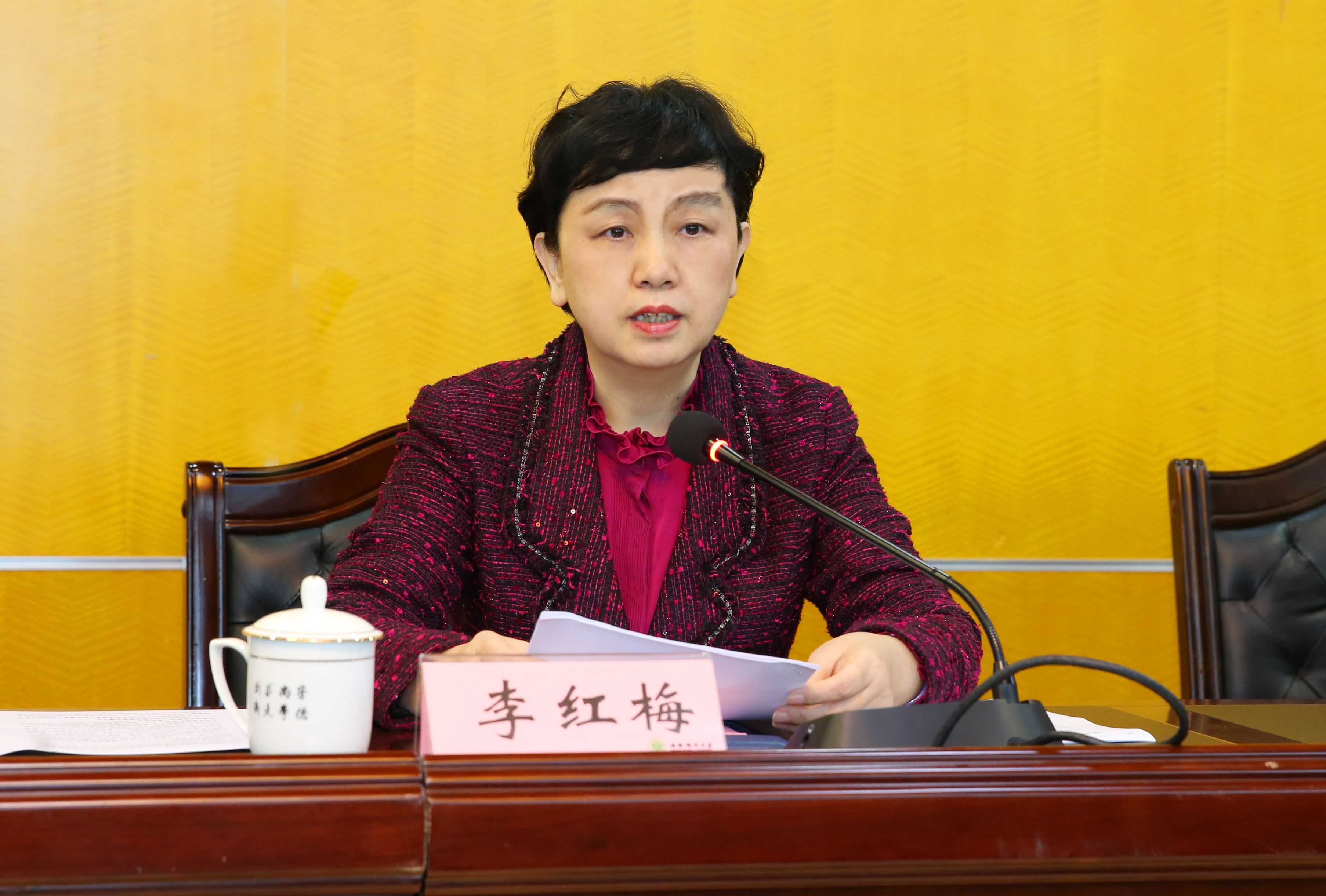 学校召开党委理论学习中心组（扩大）会议