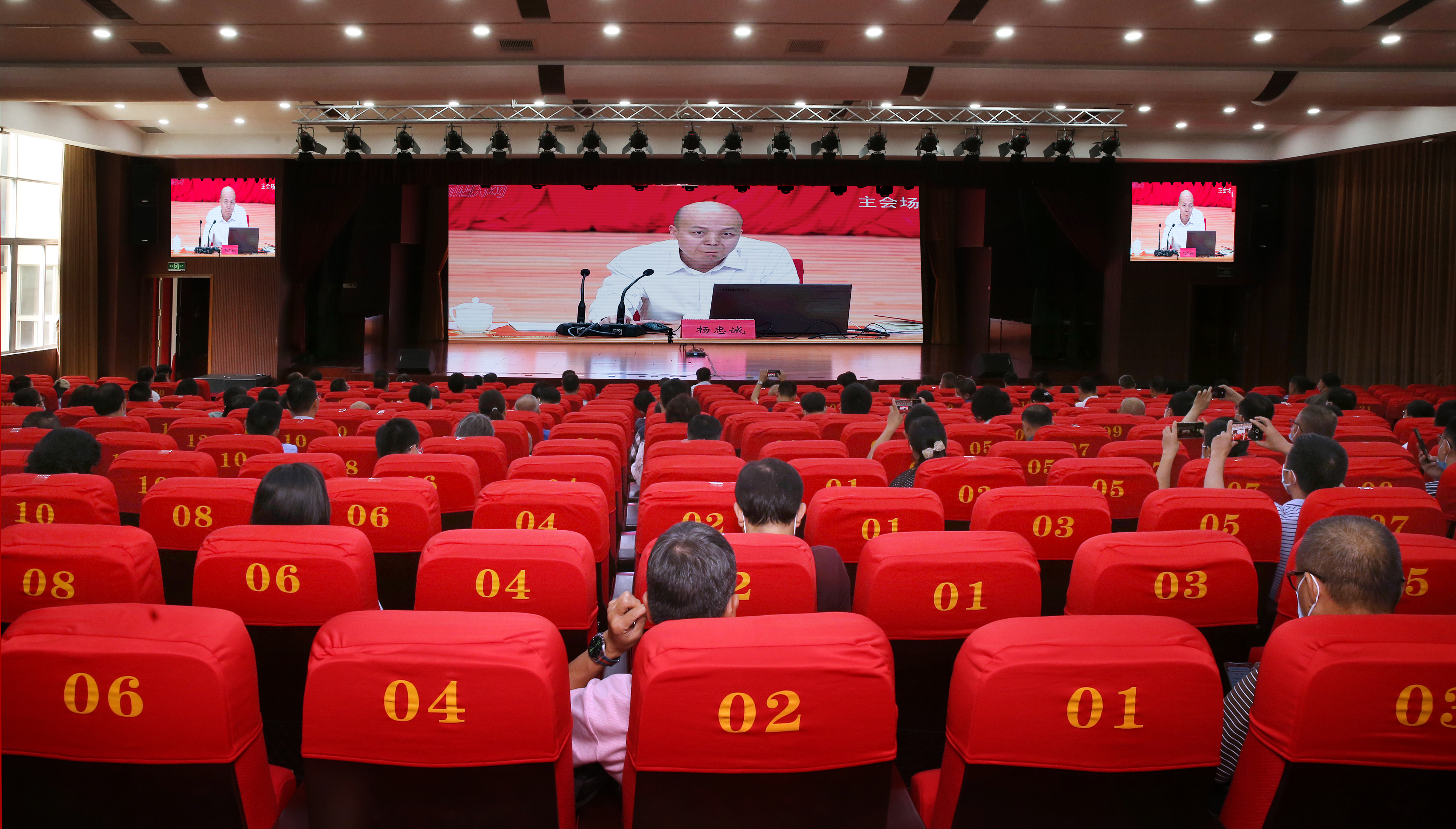 学校组织收看全省学习贯彻省第八次党代会精神首场报告会