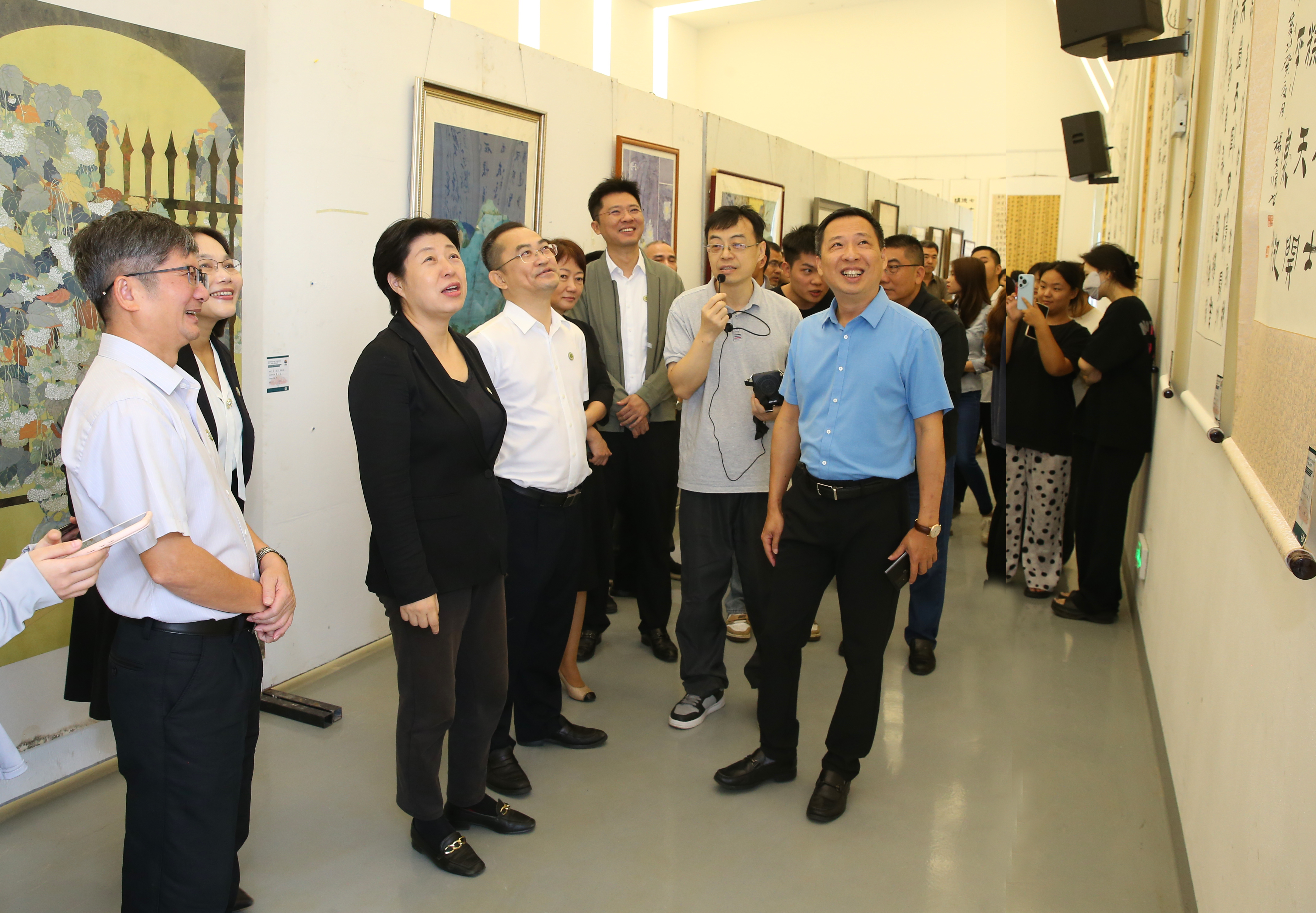 “笔墨丹青・光影传情”――海南师范大学75周年校庆书画摄影展开展