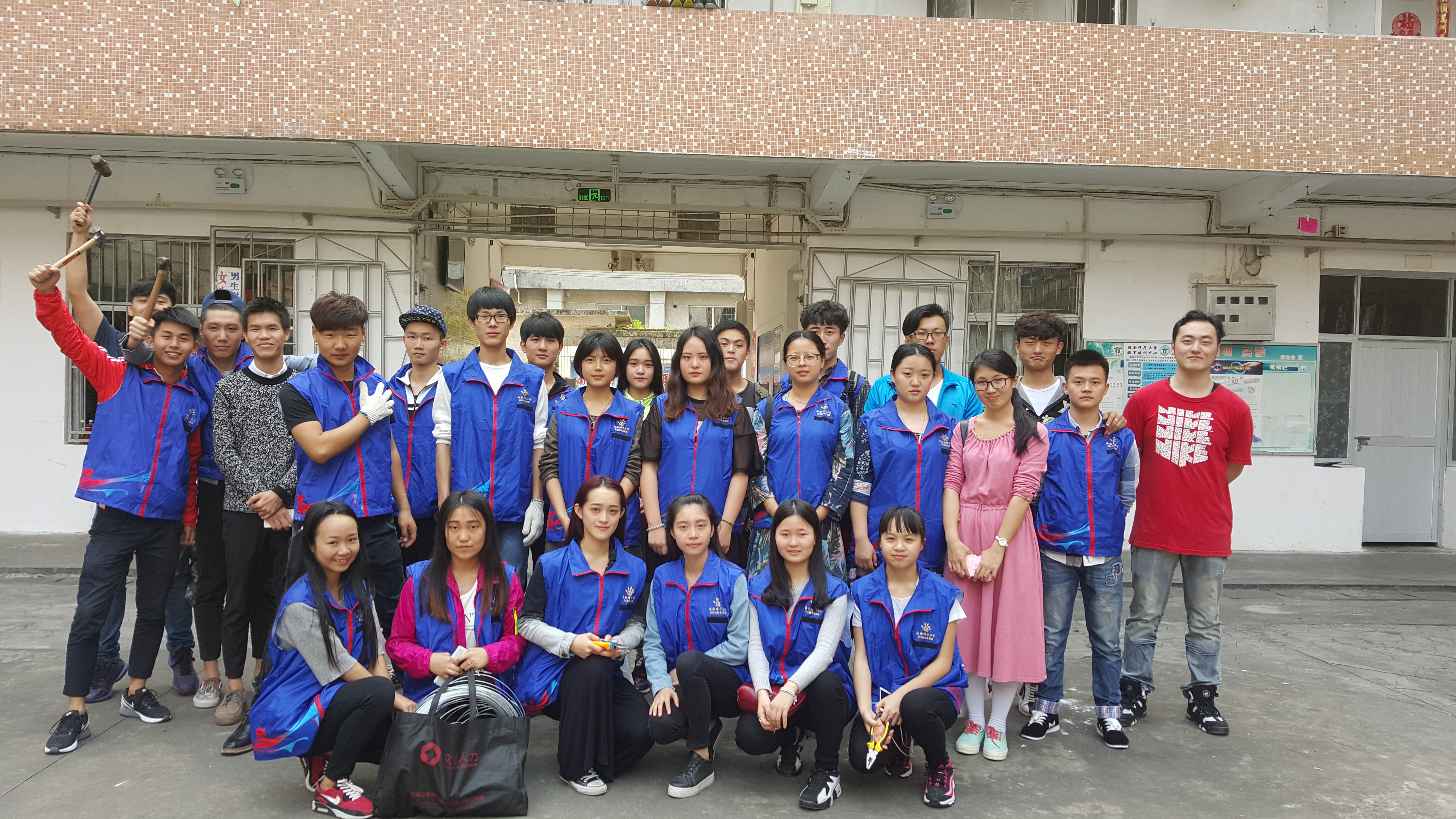 音乐学院开展“做一颗闪闪发光的螺丝钉，你的困难我来帮”3.5学雷锋活动