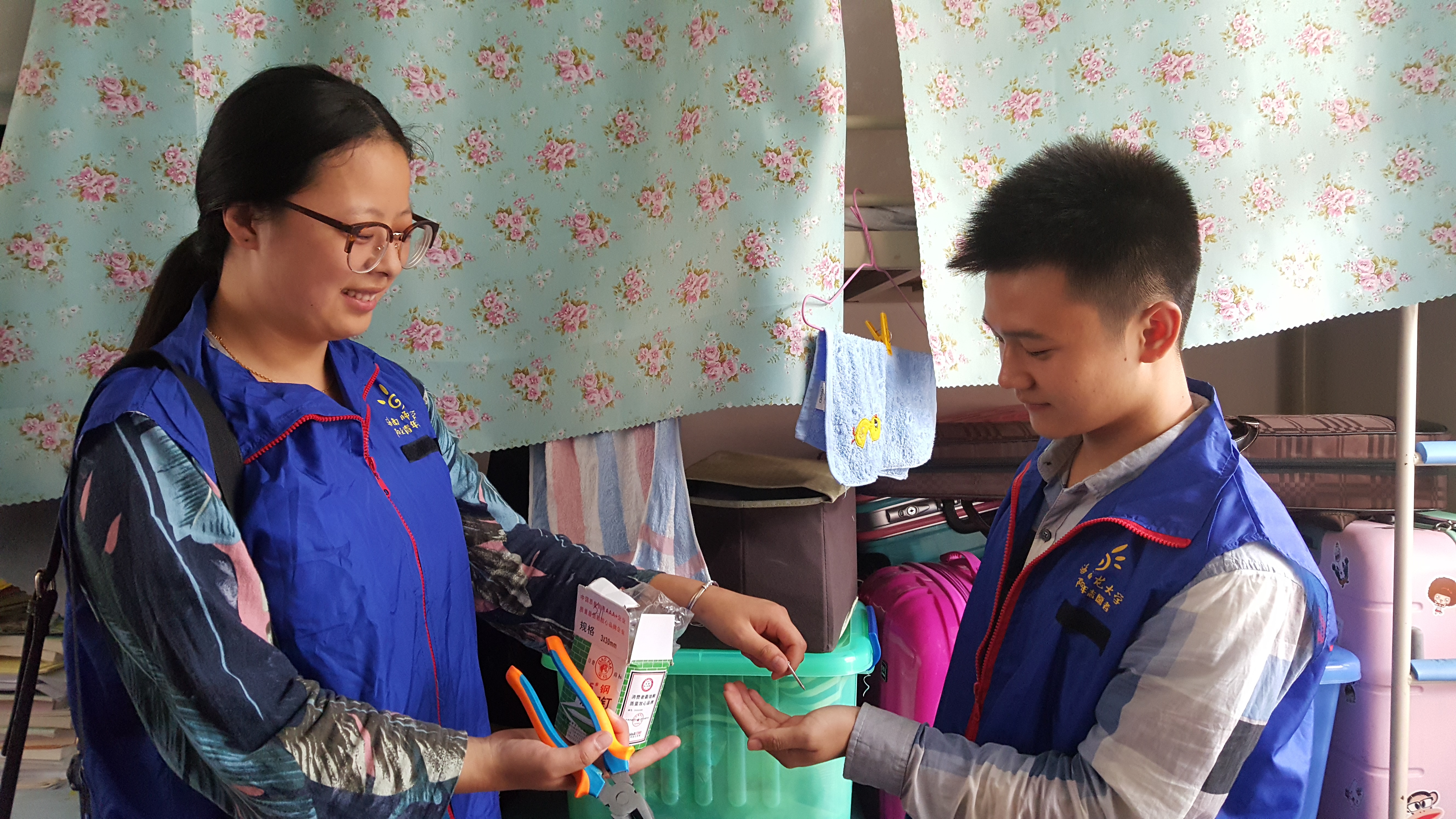 音乐学院开展“做一颗闪闪发光的螺丝钉,你的困难我来帮”3.5学雷锋活动