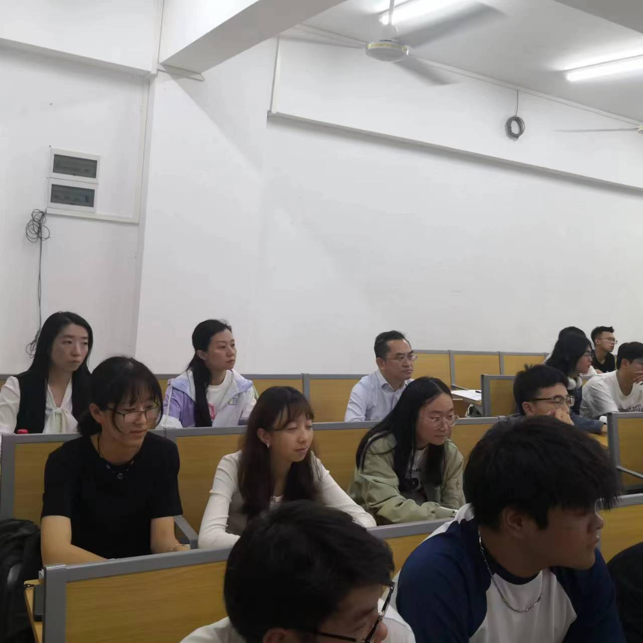 校领导深入我校思政课堂听课