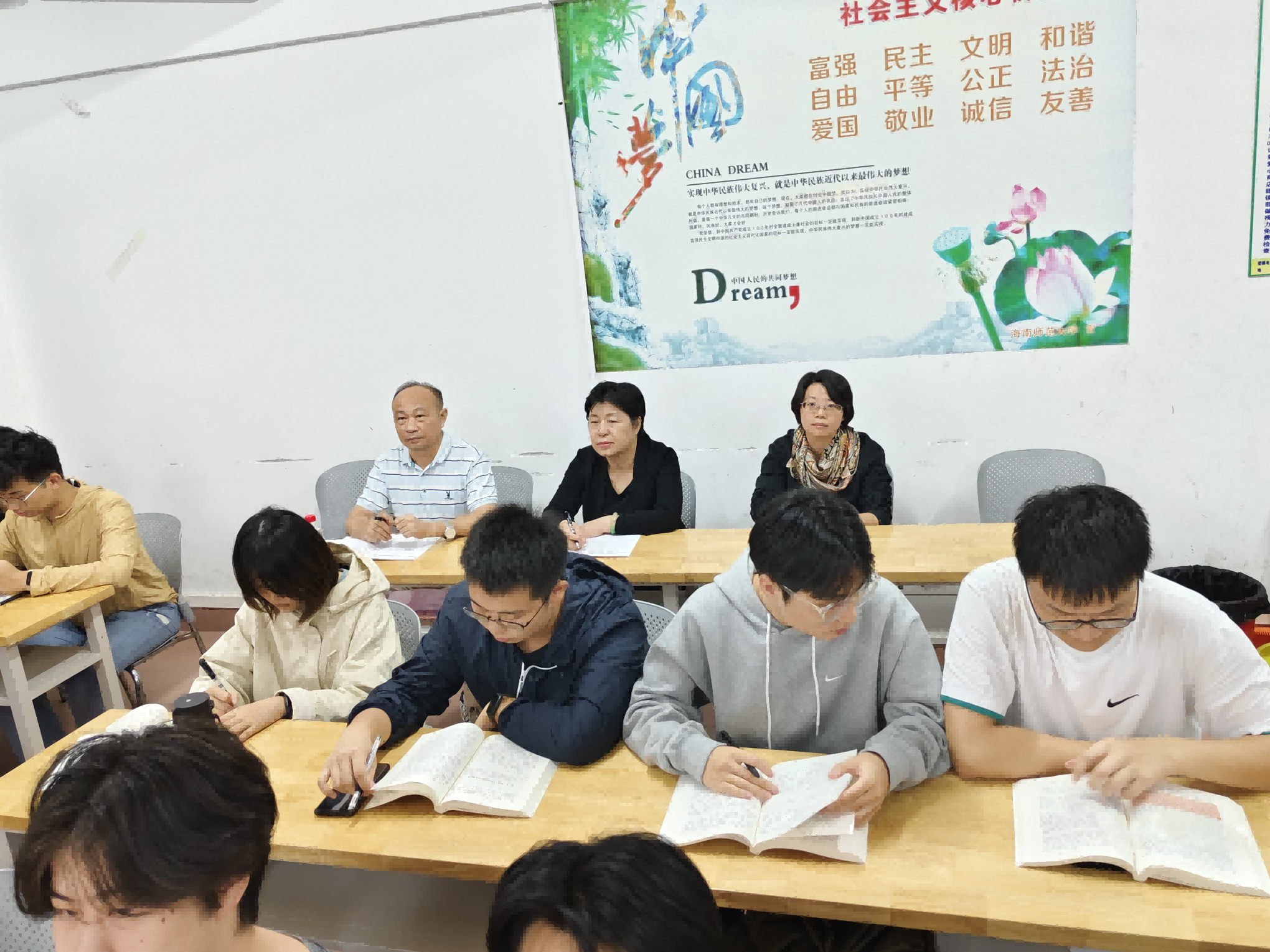 校领导深入我校思政课堂听课