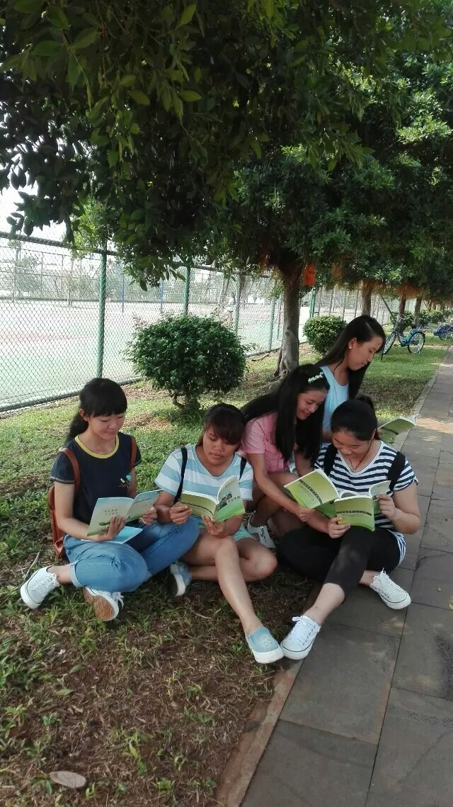 知礼守纪   方得始终――记外国语学院组织2015级新生学习学生手册等读本