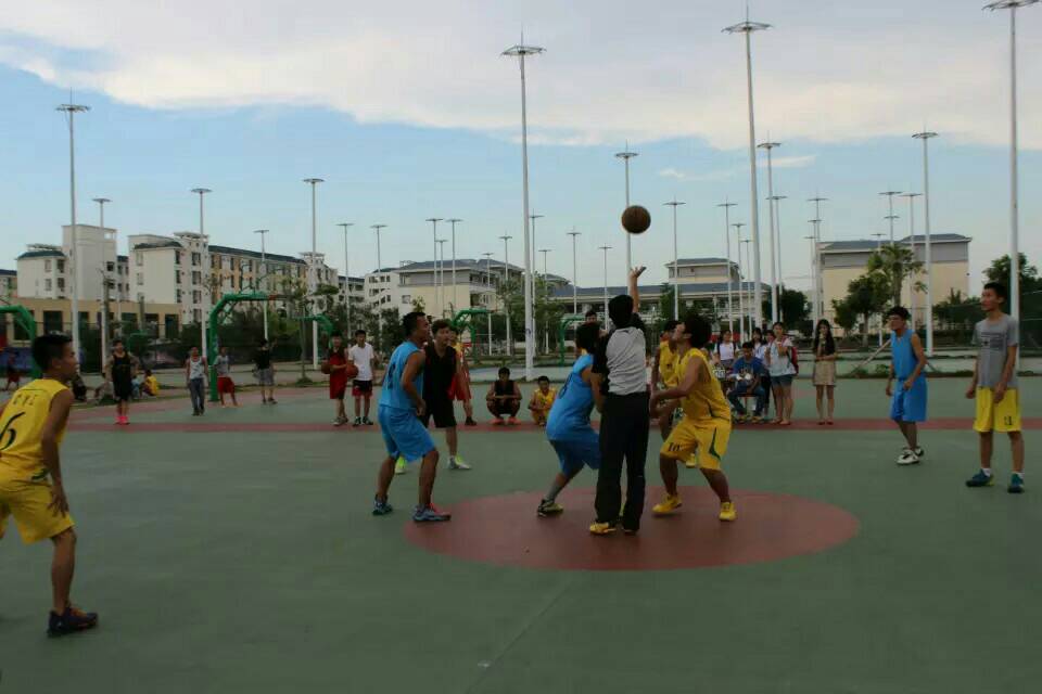 享受过程，看淡得失――记政法学院与经管学院篮球友谊赛