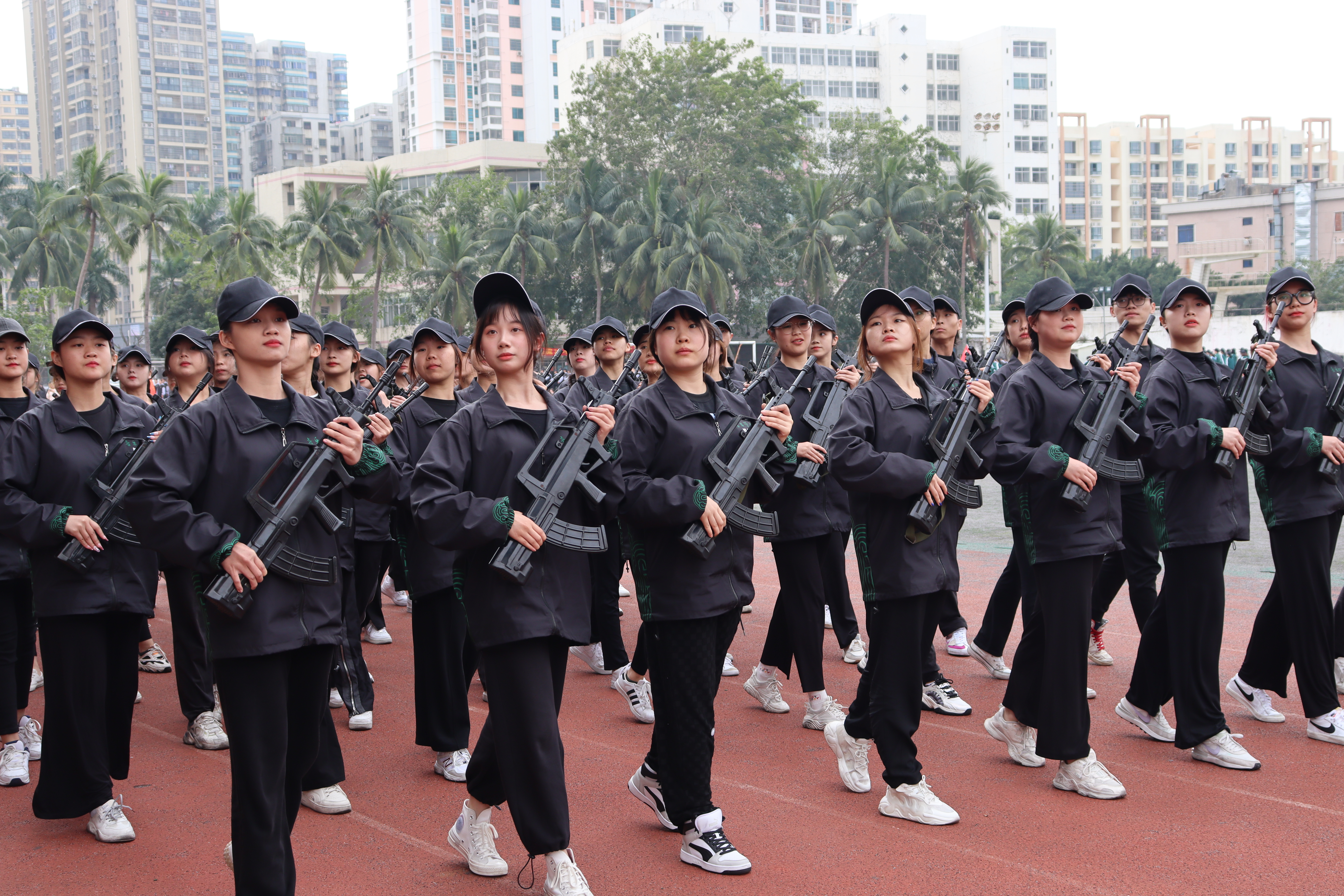 雄姿矫健强体魄 热血坚韧扬军魂――海南师范大学2021级本科生军训总结大会隆重举行