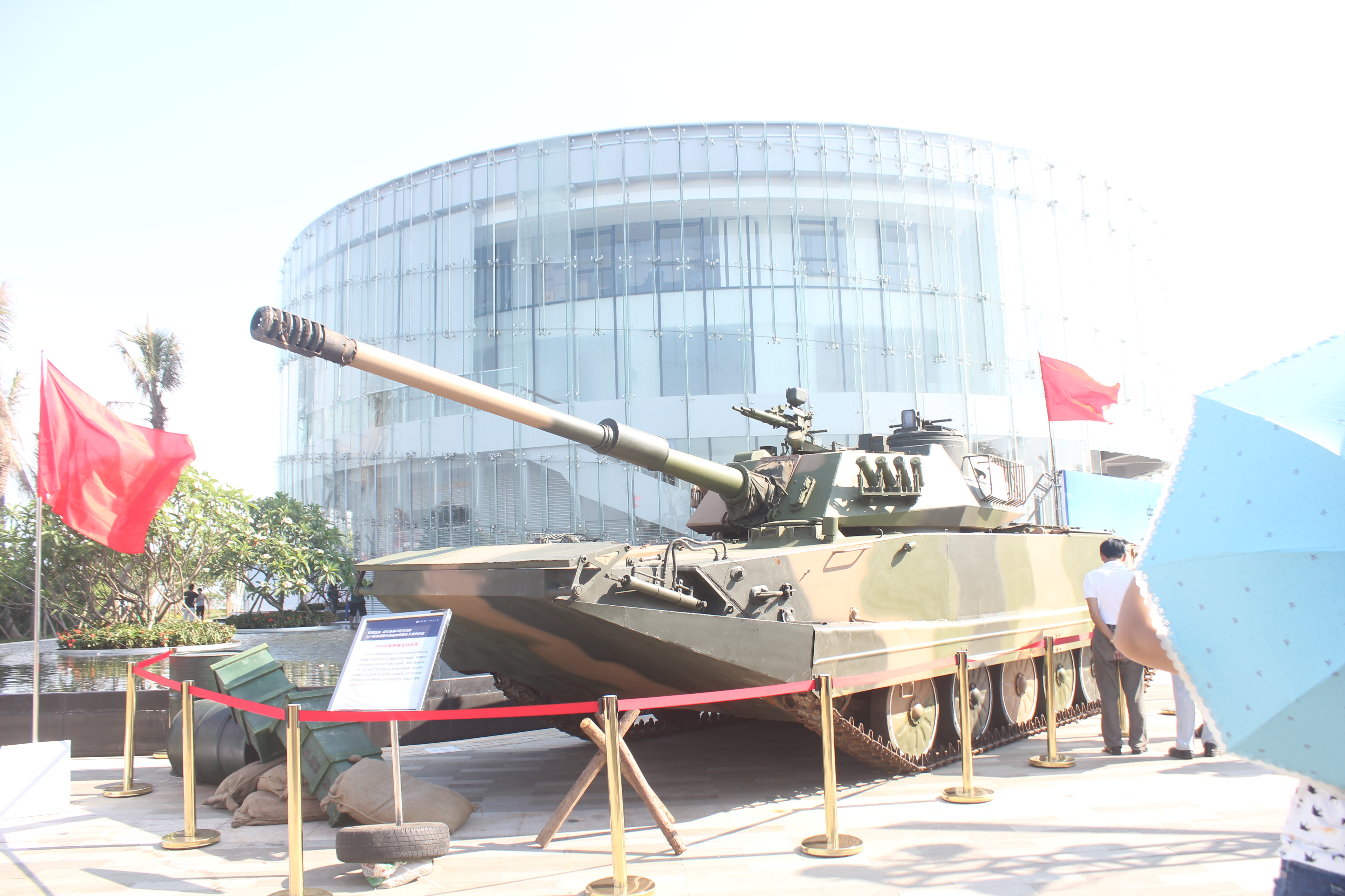以纪念海南解放65周年兵器展为平台——体育学院学生党支部开展爱国主义教育活动