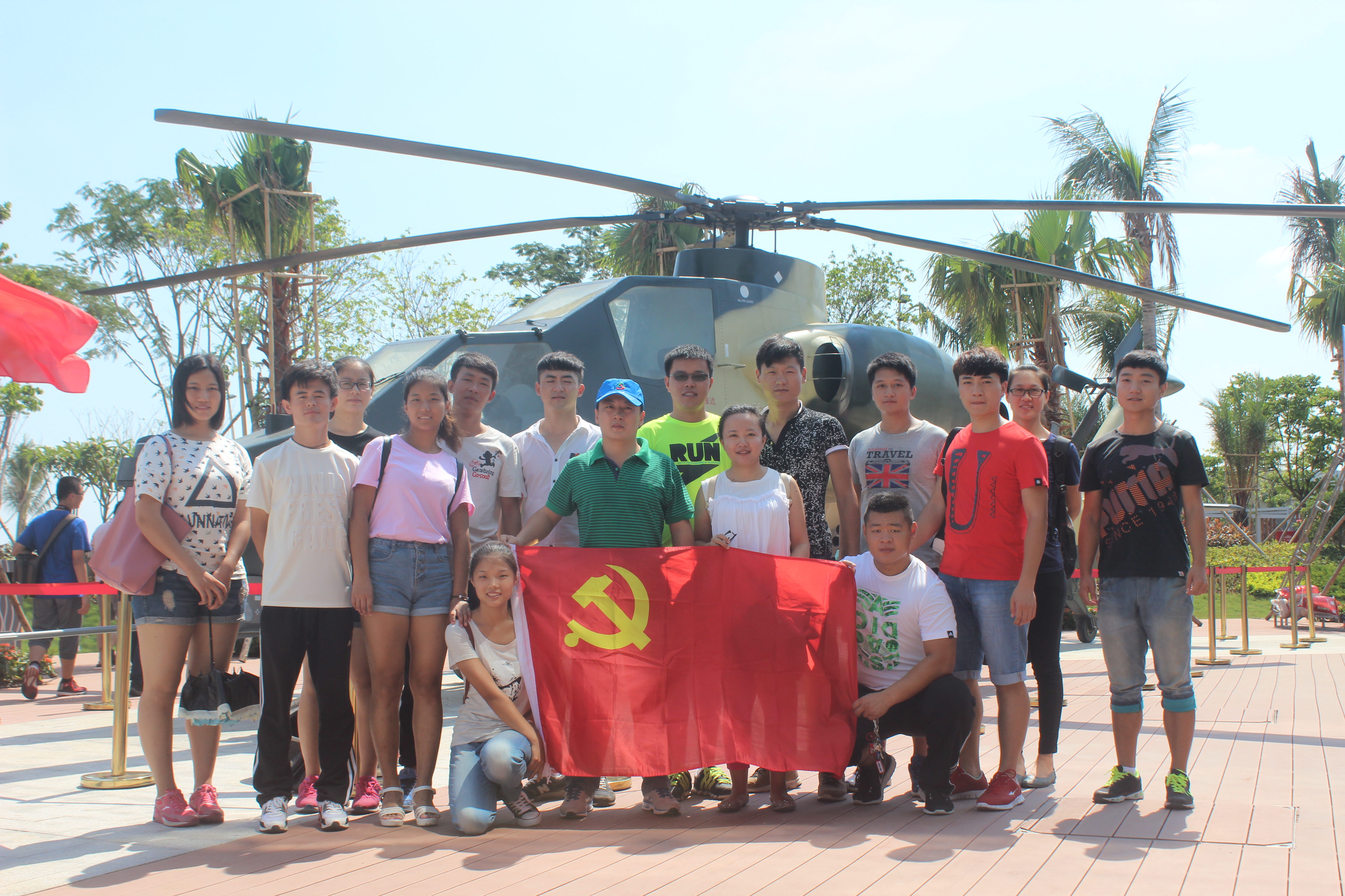 以纪念海南解放65周年兵器展为平台——体育学院学生党支部开展爱国主义教育活动
