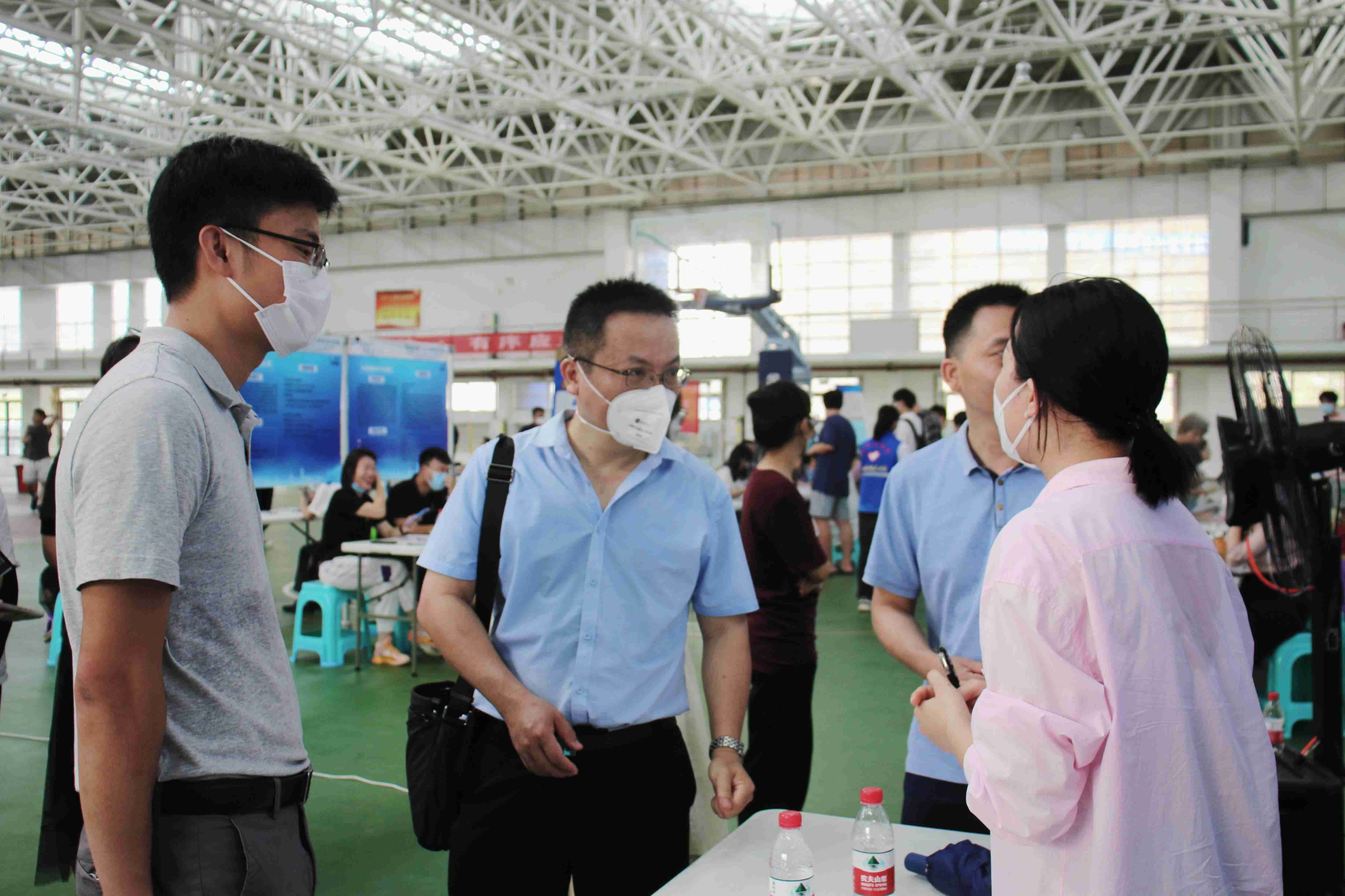 我校举行第六期教育行业暨第四届校友企业专场招聘会