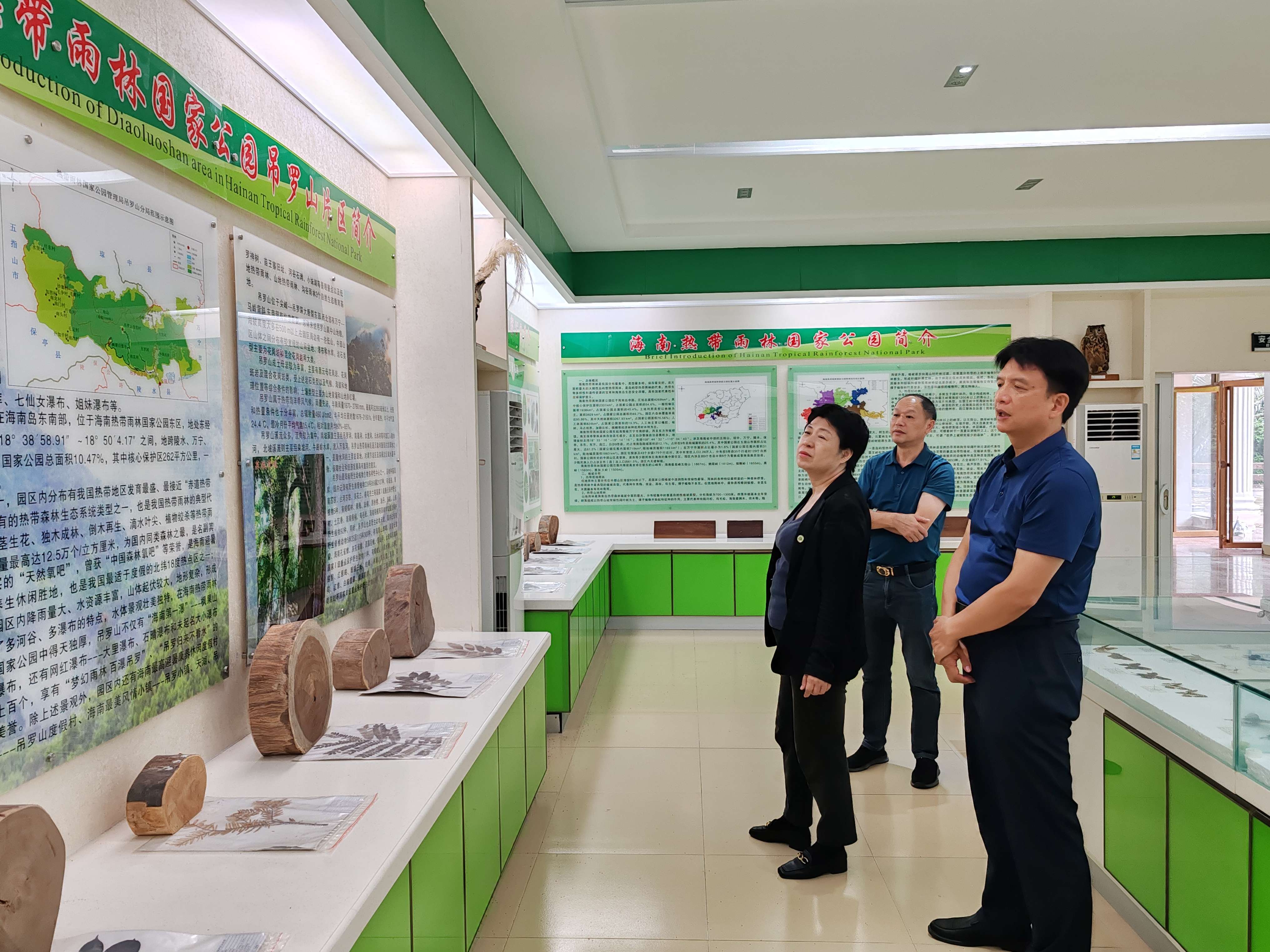 许玫一行赴我校吊罗山野外基地调研