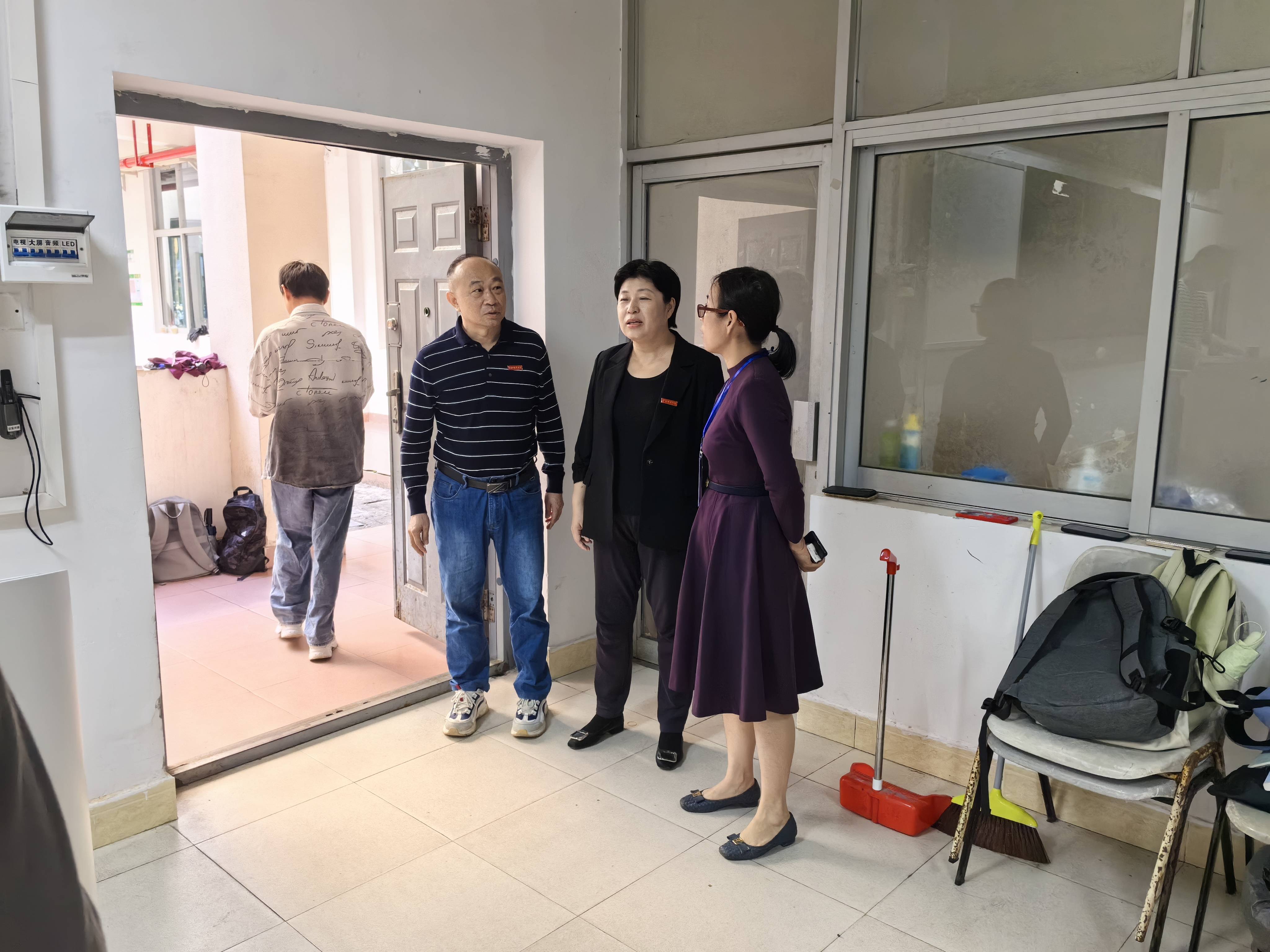 校领导深入考场检查指导期末考试工作