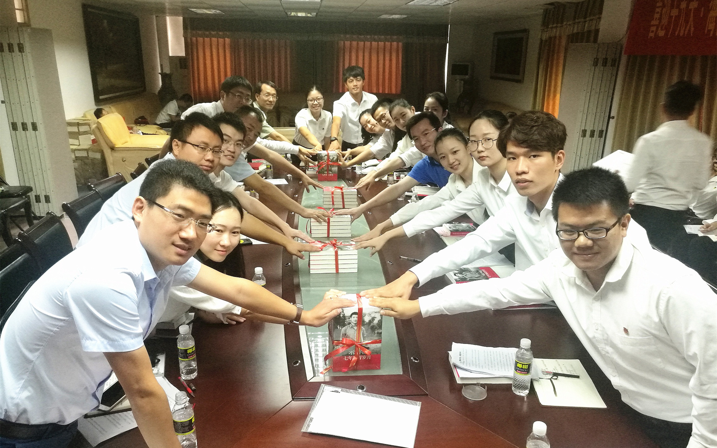 【喜迎十九大】我校举行《习近平的七年知青岁月》赠书仪式暨“与信仰对话”主题座谈