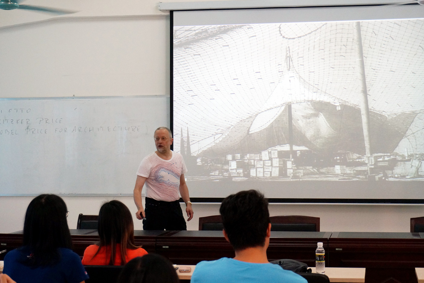 德国莱比锡马普数学研究所所长Jurgen Jost来我校讲学