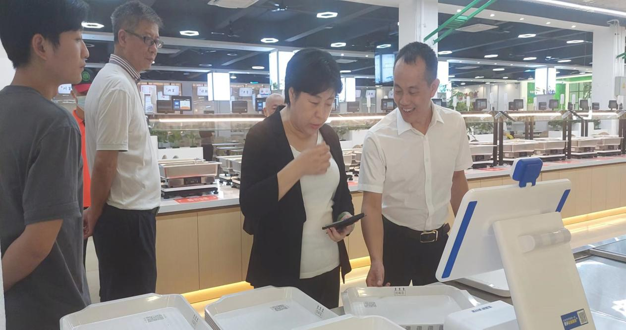 校领导检查指导开学准备工作