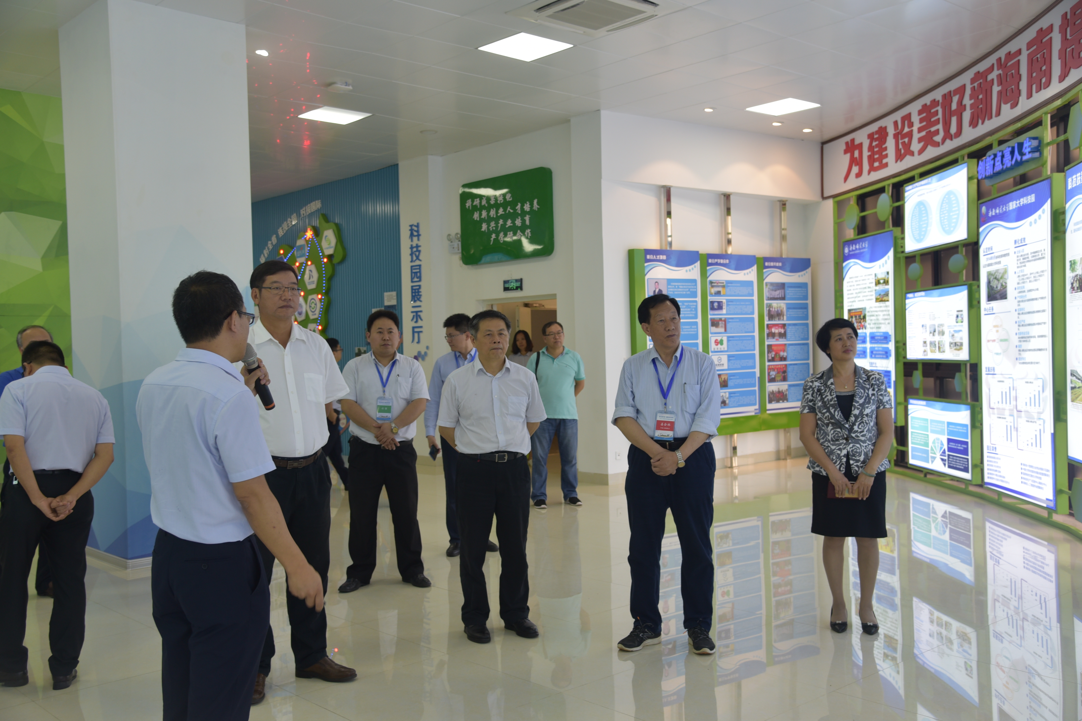 “院士专家海南行”活动走进海师