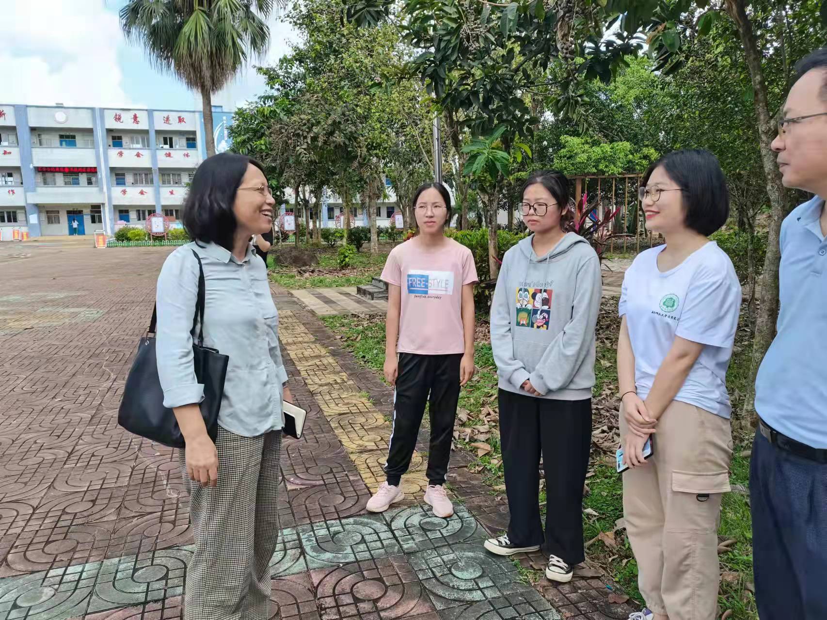 校领导走访慰问顶岗实习生