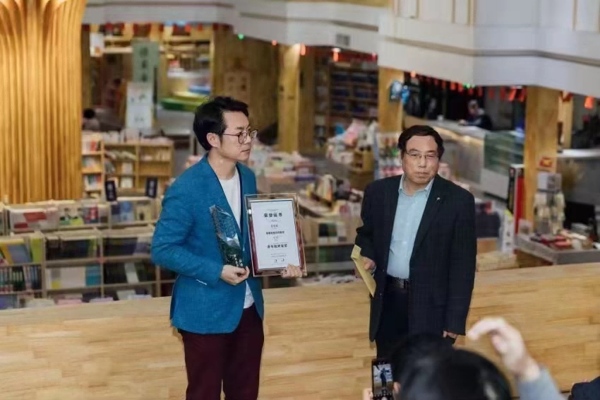 文学院张伟栋教授获首届拾壹月诗歌奖