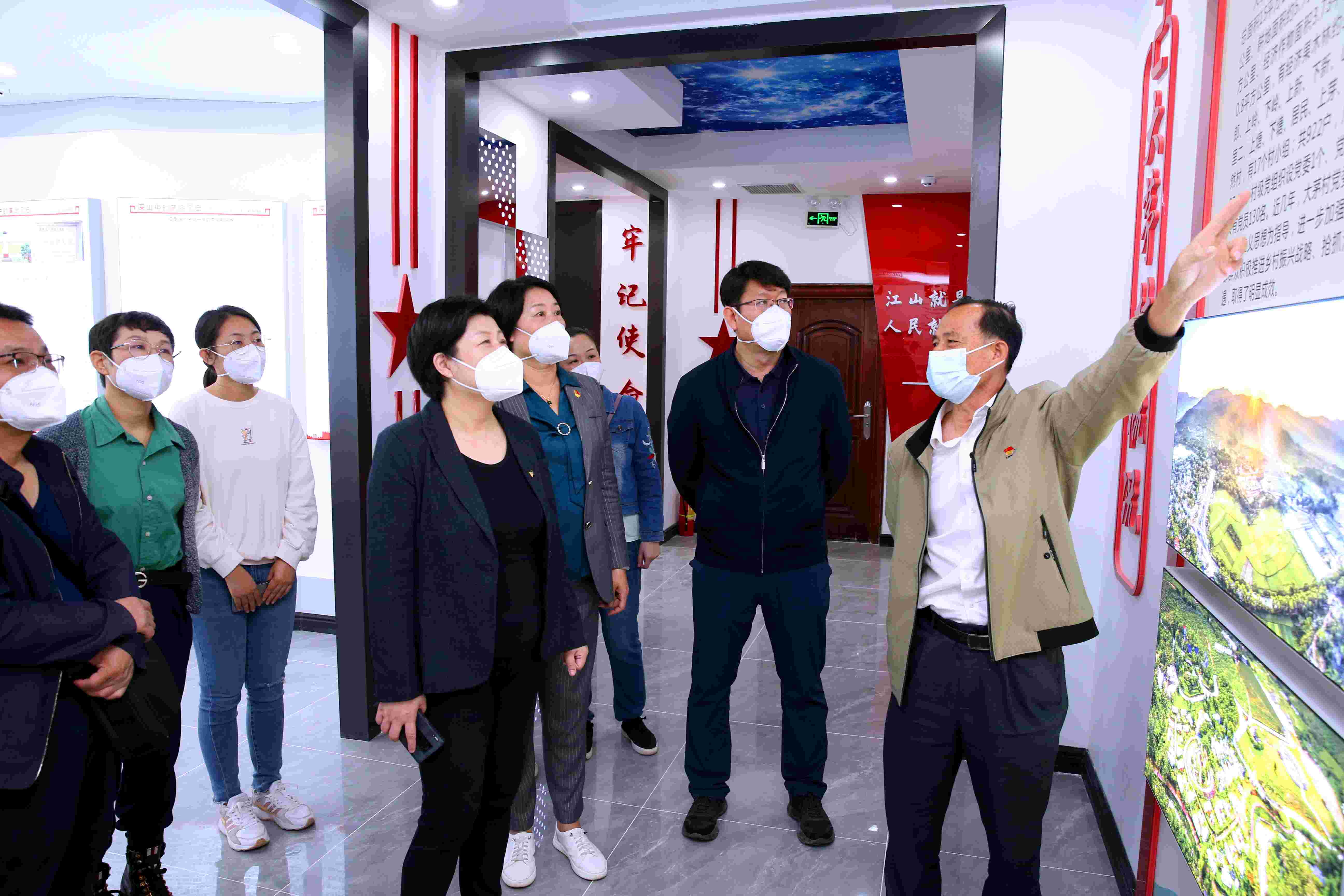 校领导带队调研乡村振兴工作并看望驻村干部和慰问困难群众