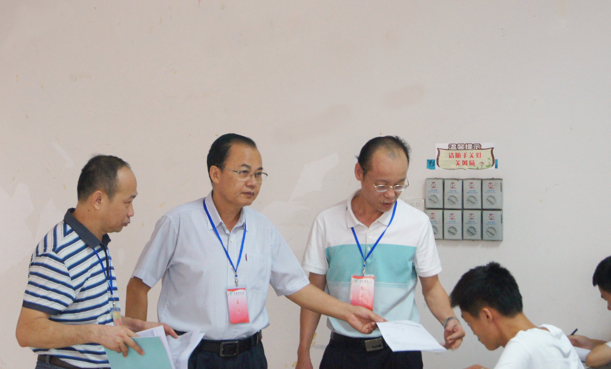 韩长日校长巡视期末考试现场