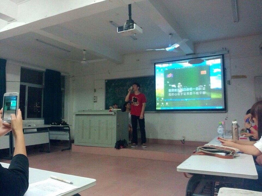 “回首往昔，憧憬未来”――记地理与旅游学院2013级地理科学班文艺晚会