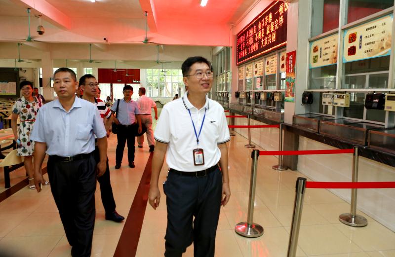 海口市教育局领导到我校检查校园文明创建工作情况