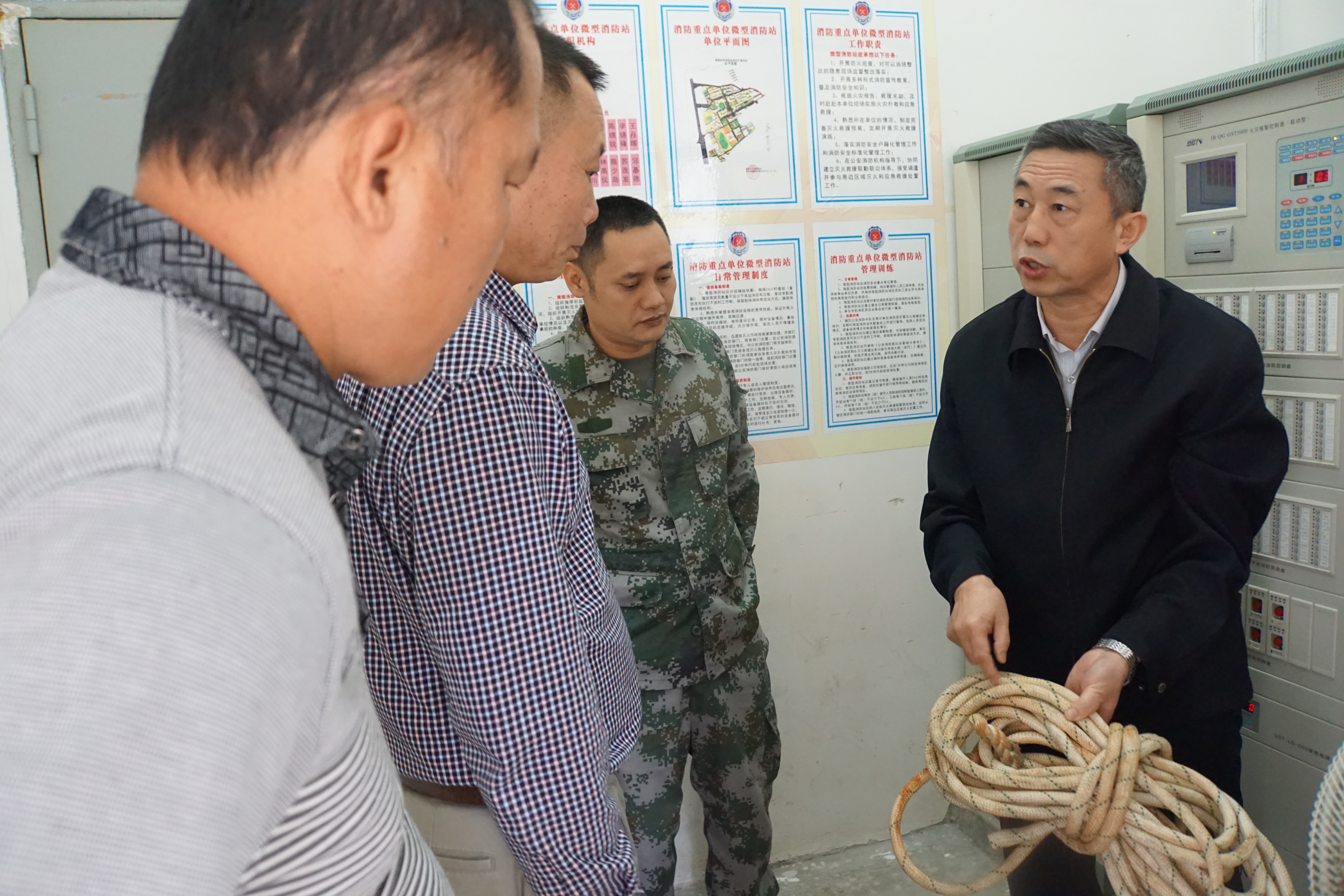 校领导到各单位调研