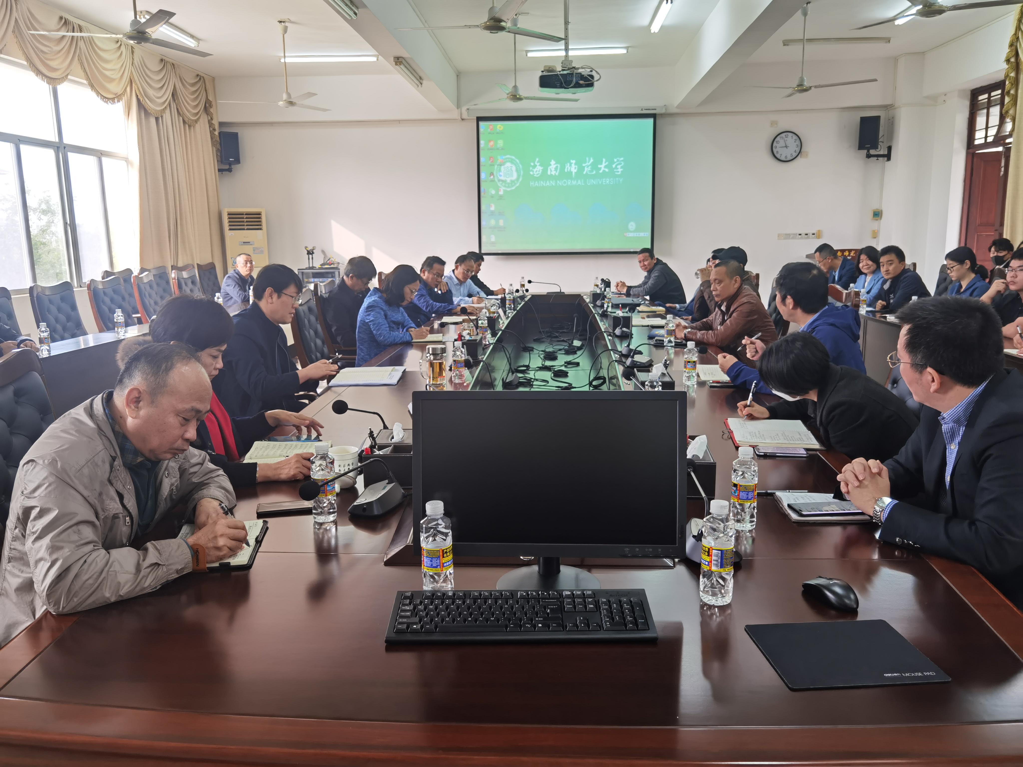 我校召开校领导班子民主生活会征求意见会