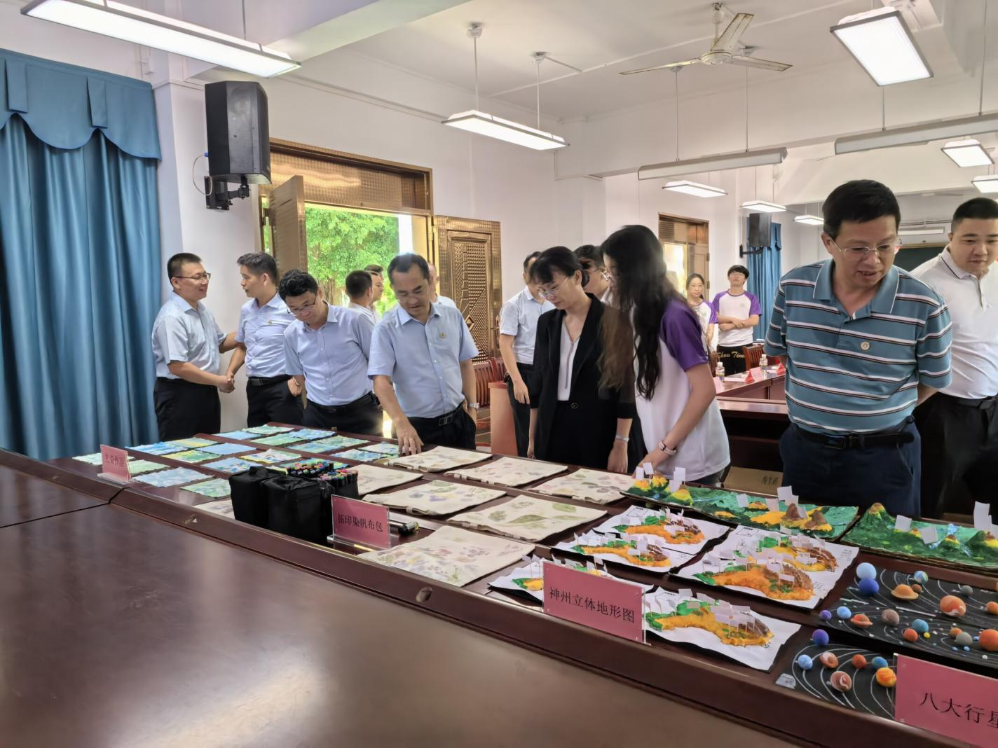 校领导带队看望地理学院暑期“三下乡”社会实践团队师生