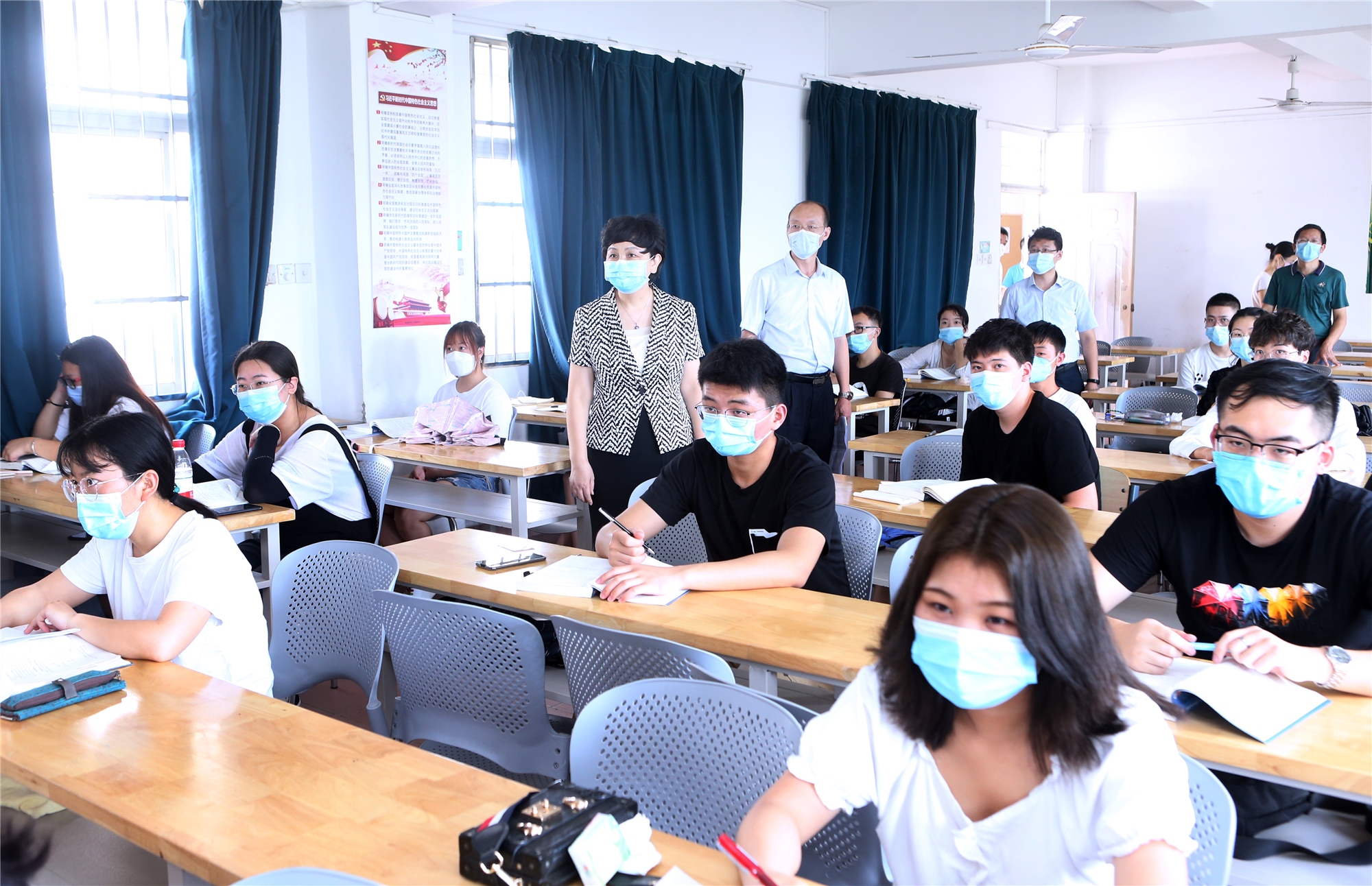 校领导检查督导“复学第一课”