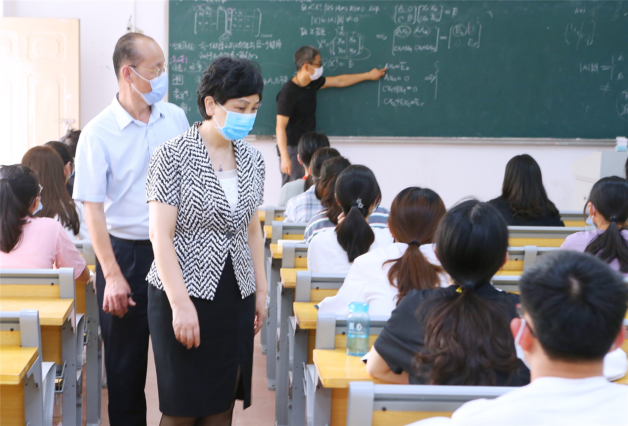 校领导检查督导“复学第一课”