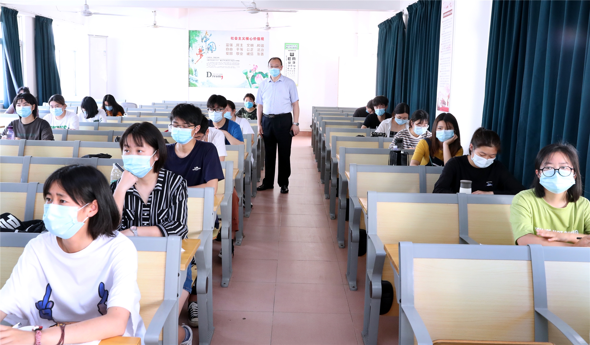 校领导检查督导“复学第一课”