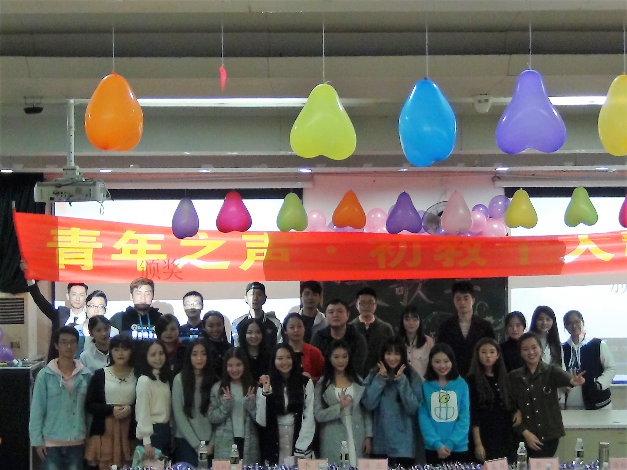 青春在舞台上绽放,活力在音符间飘扬--―记初等教育学院“十大歌手”决赛