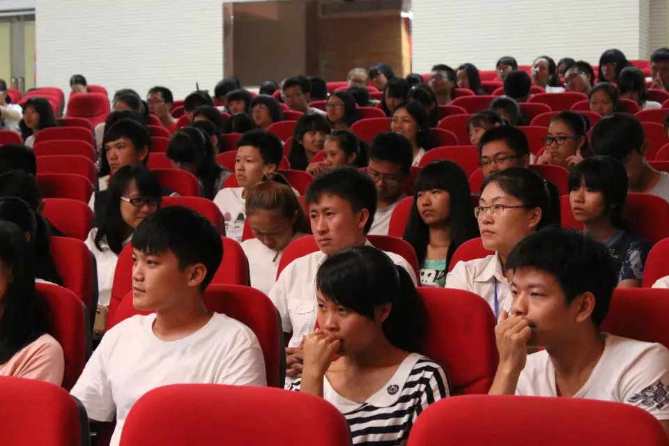 大学，正在进行时――记政法学院新生大学生活报道