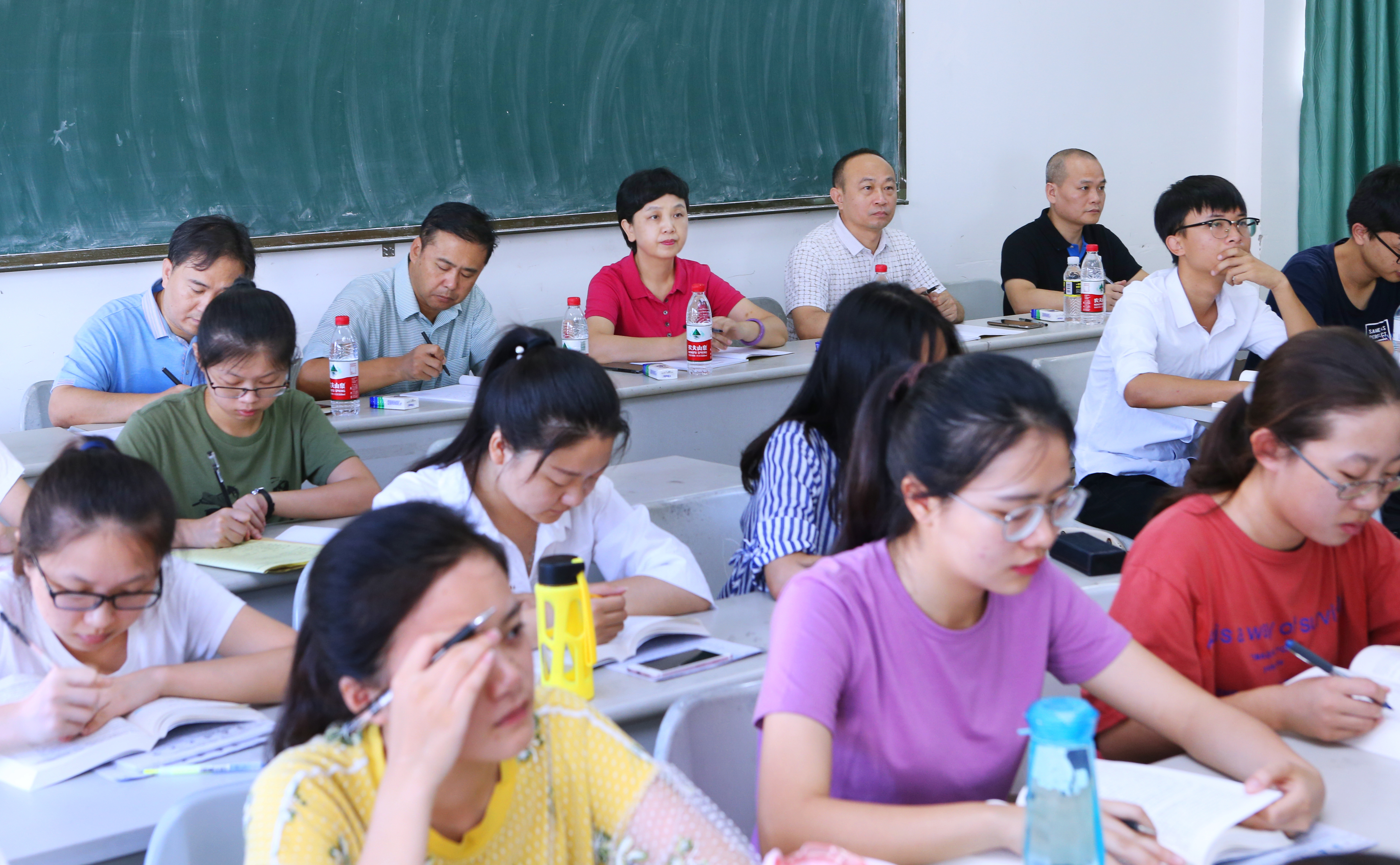 李红梅书记深入课堂随机听课  推进“课堂教学质量月”