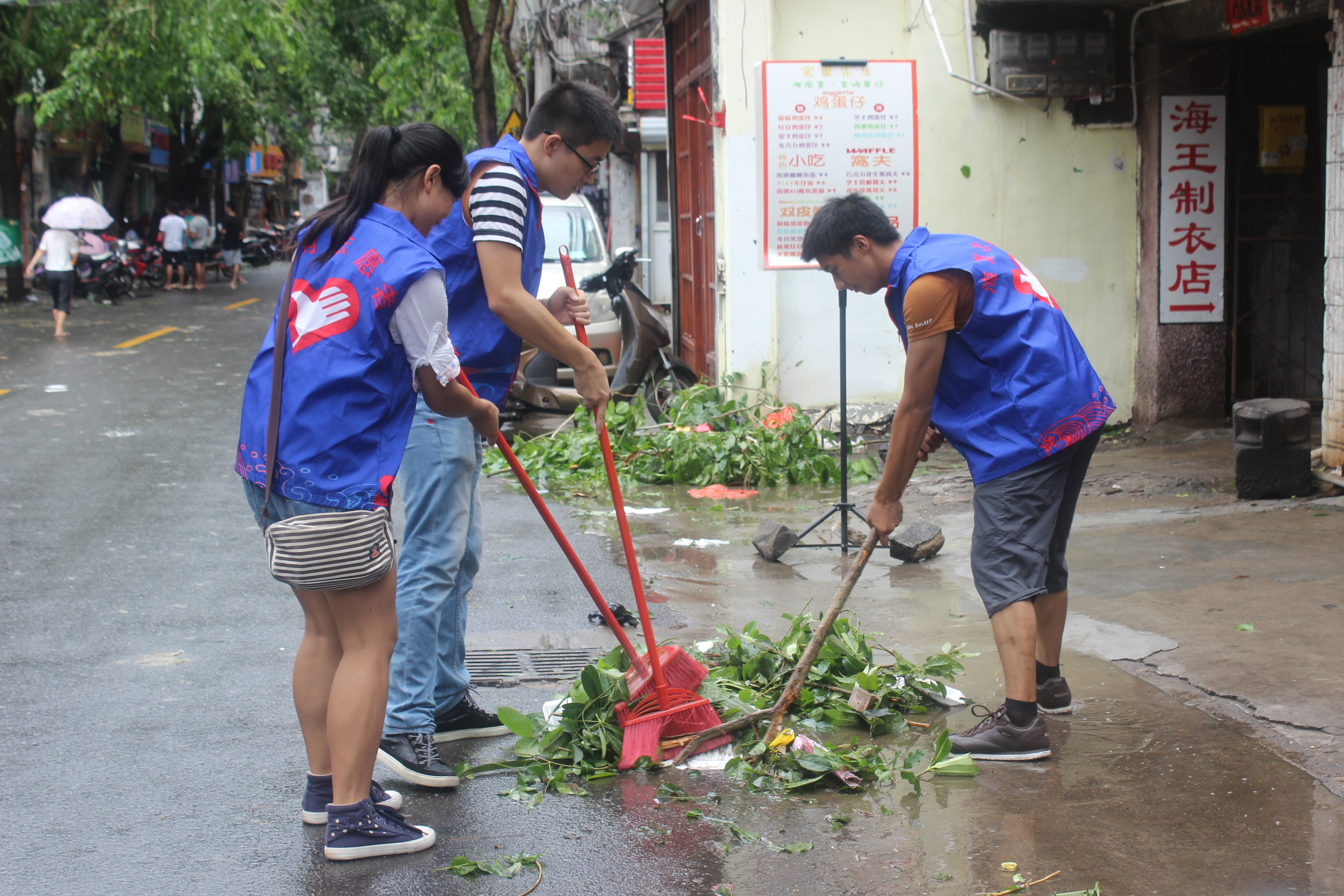 我校阳光青年志愿者开展抗风救灾志愿服务活动
