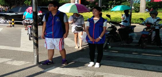 “爱心献社会,真情暖人间”--记法学院16级文史法10班文明督导活动事件  