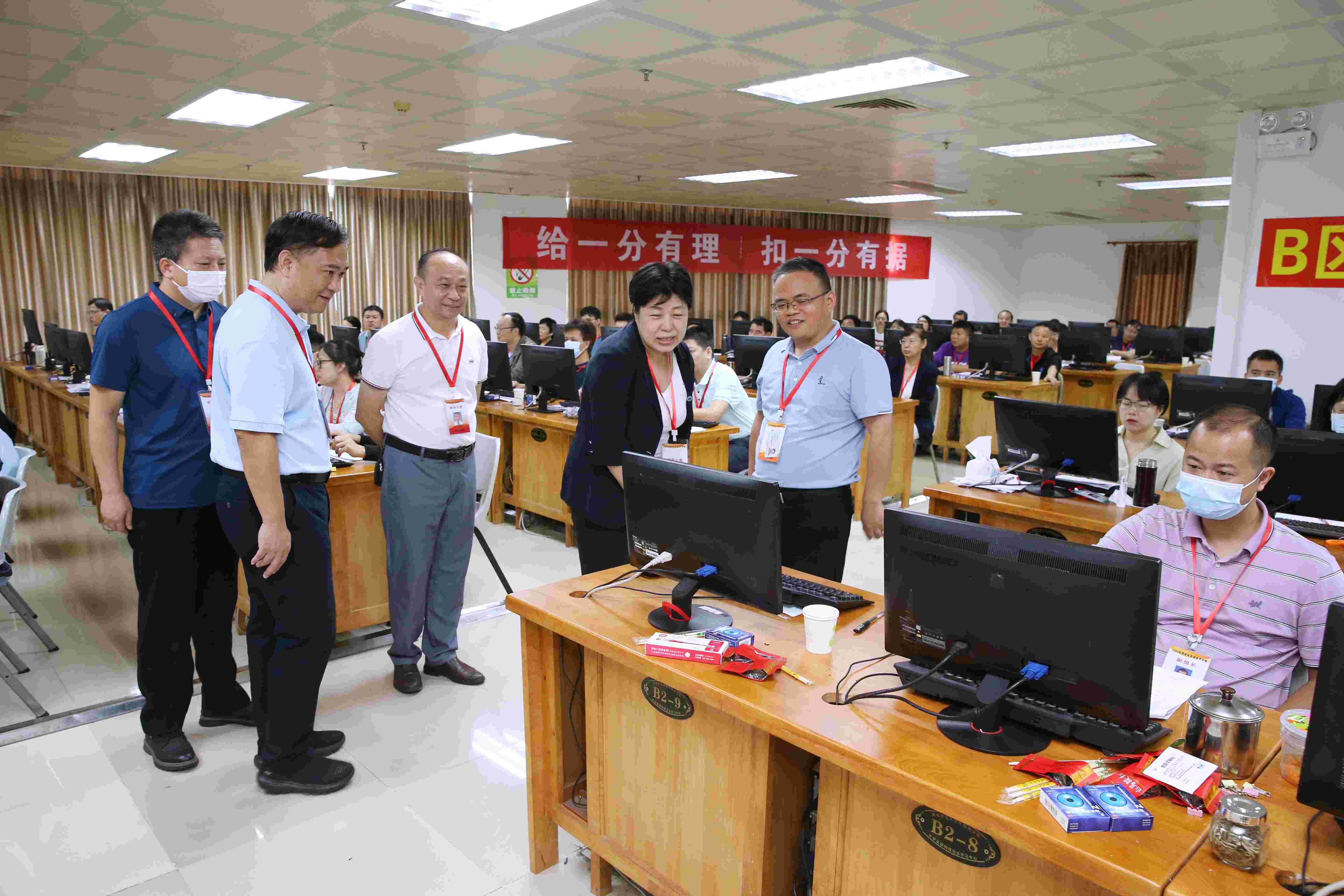 许玫检查高考评卷工作慰问评卷教师