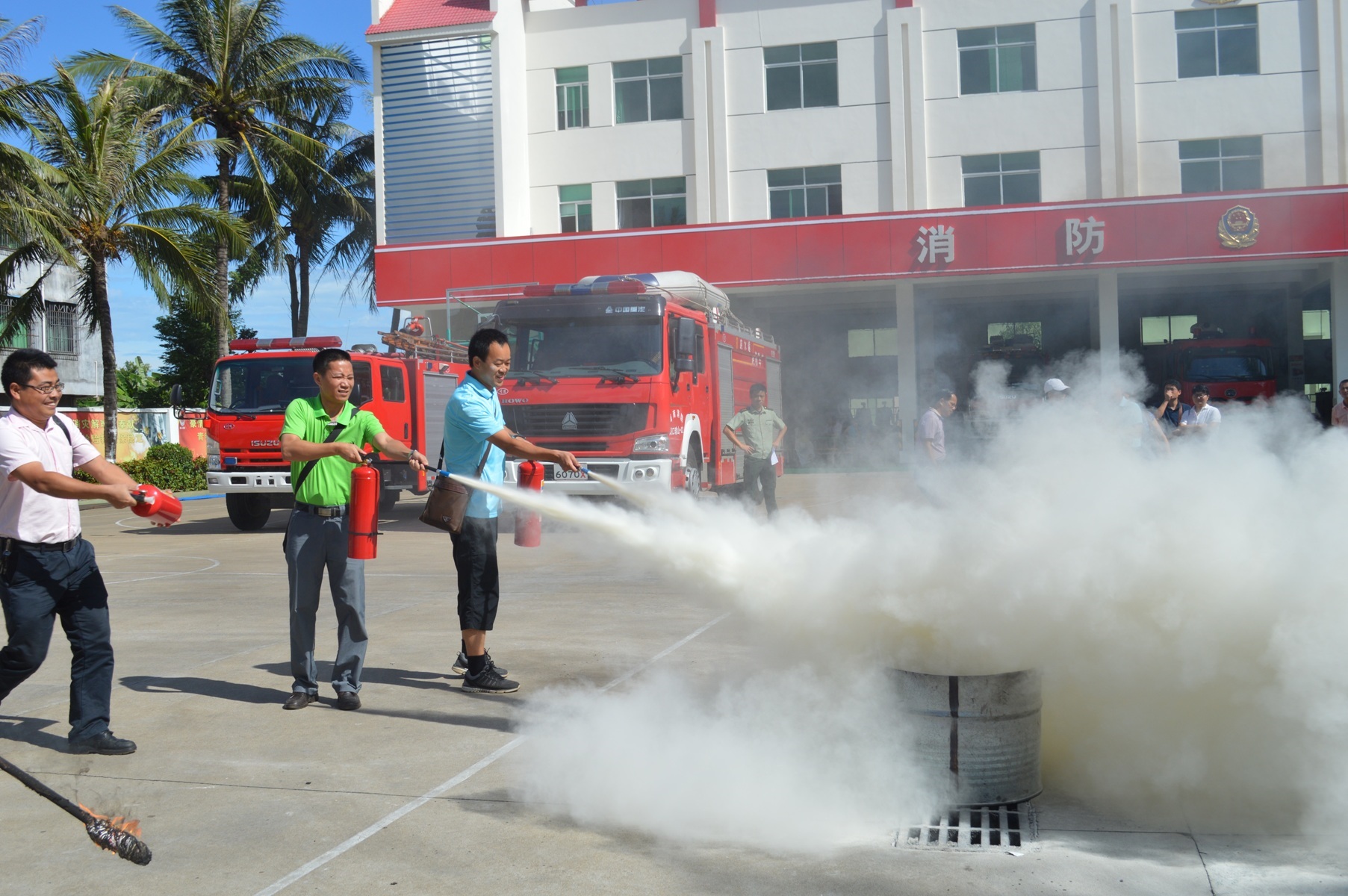 我校组织60余名管理干部体验消防