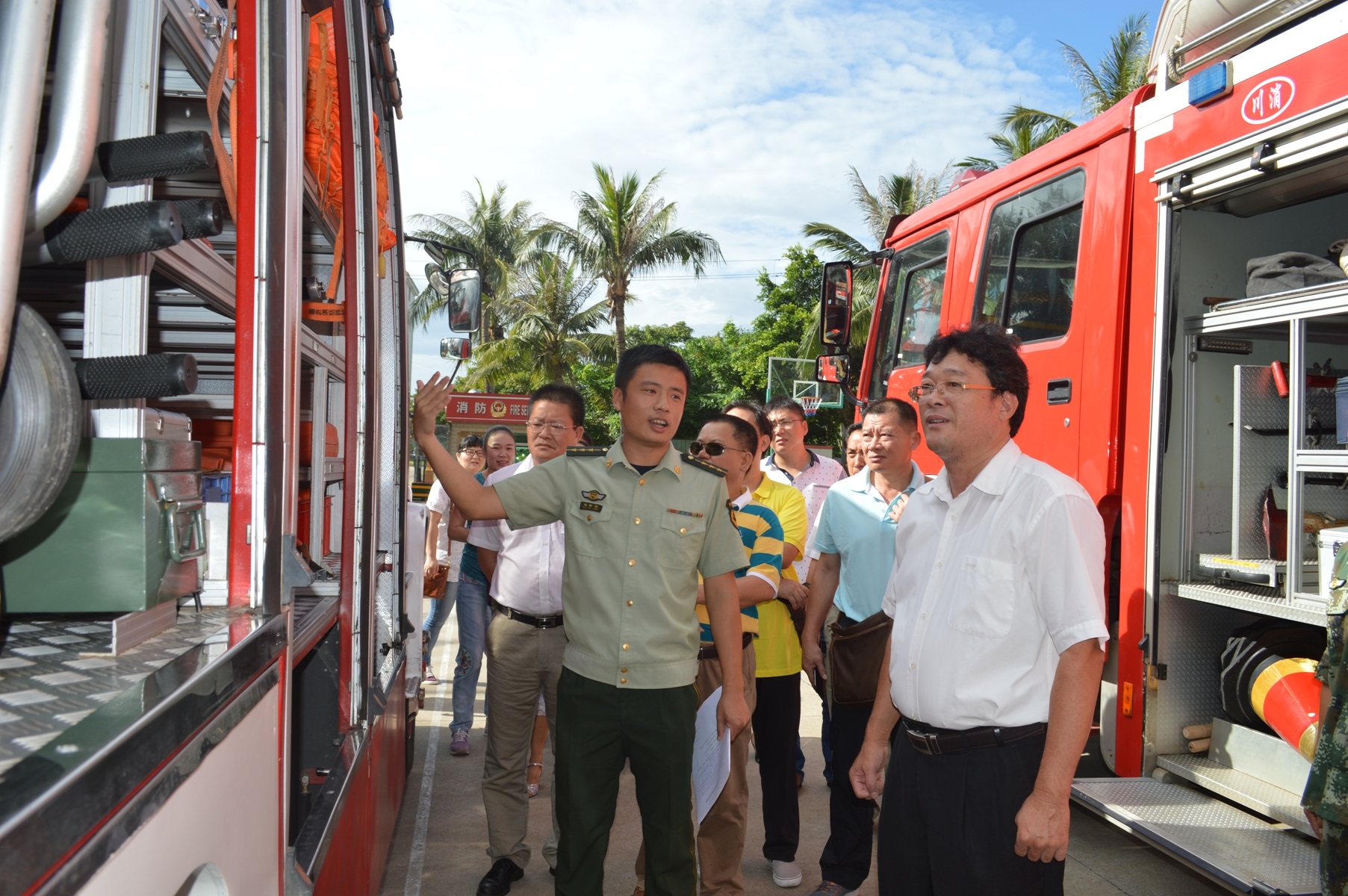 我校组织60余名管理干部体验消防