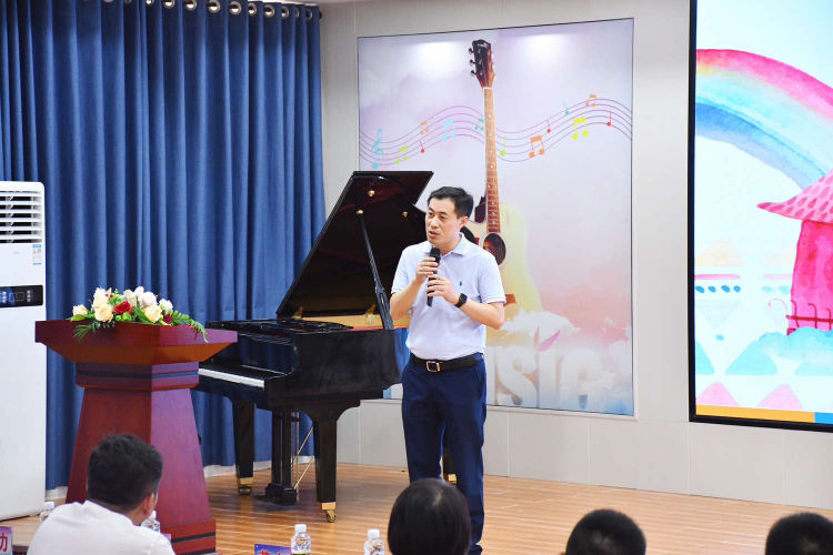 校领导观看教师教育学院暑期“三下乡”活动收官节目汇演