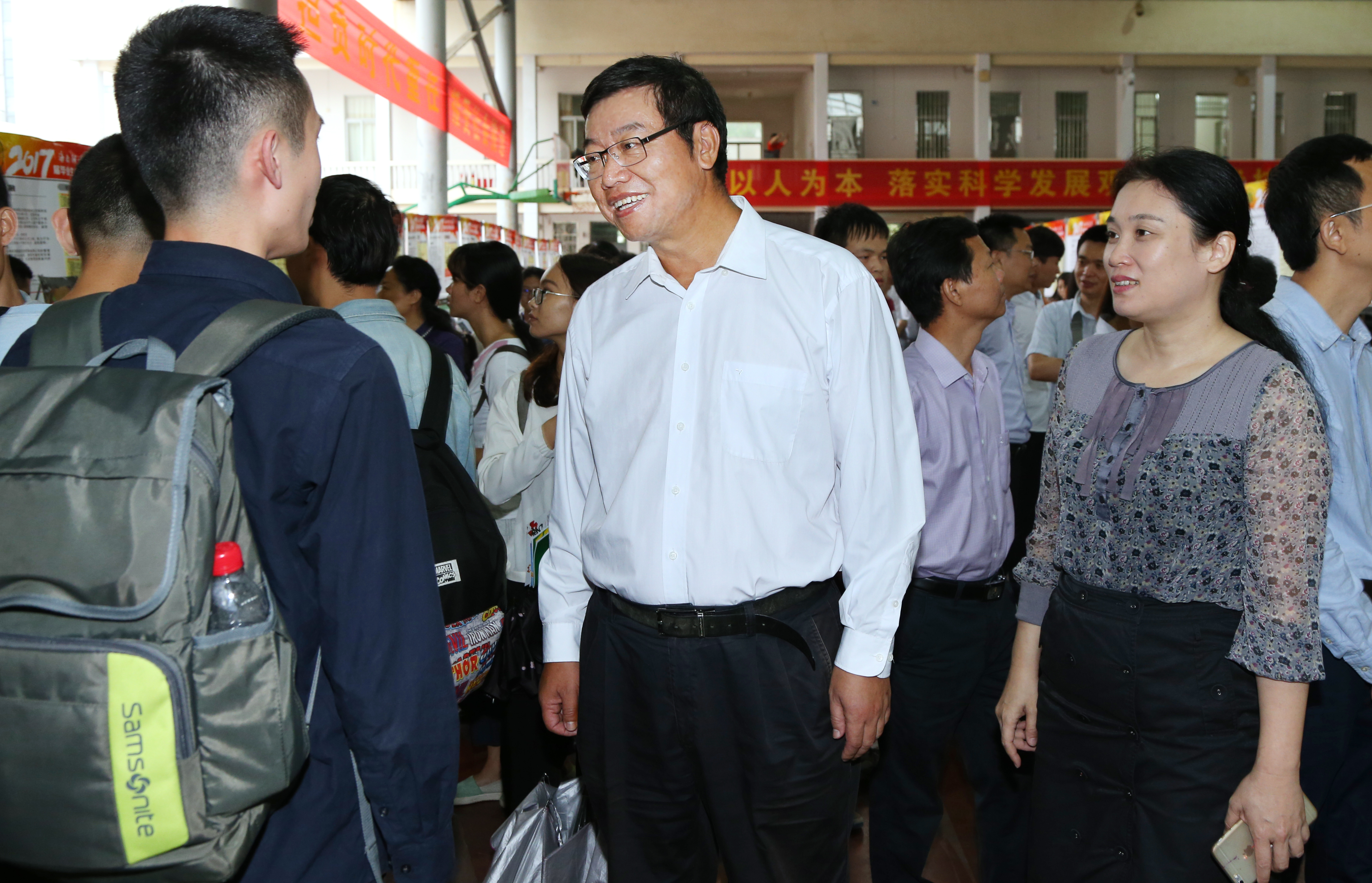 我校举办2017届毕业生供需洽谈会