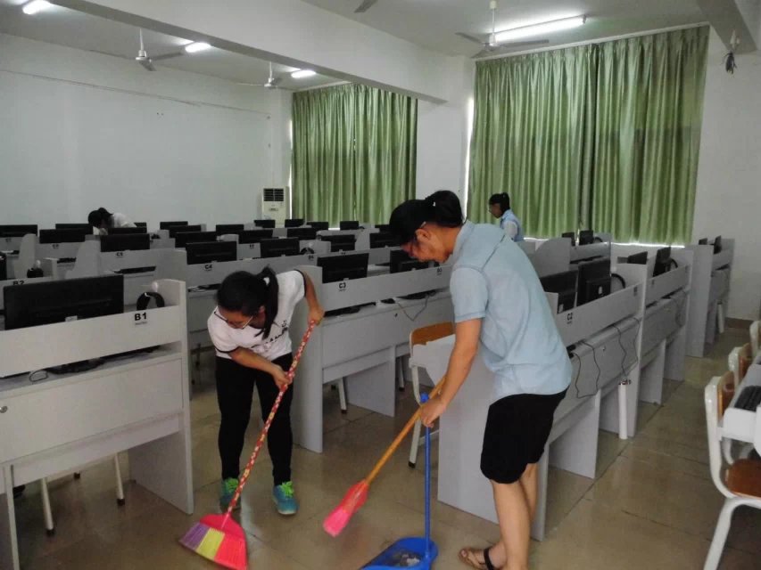 外国语学院组织大扫除活动